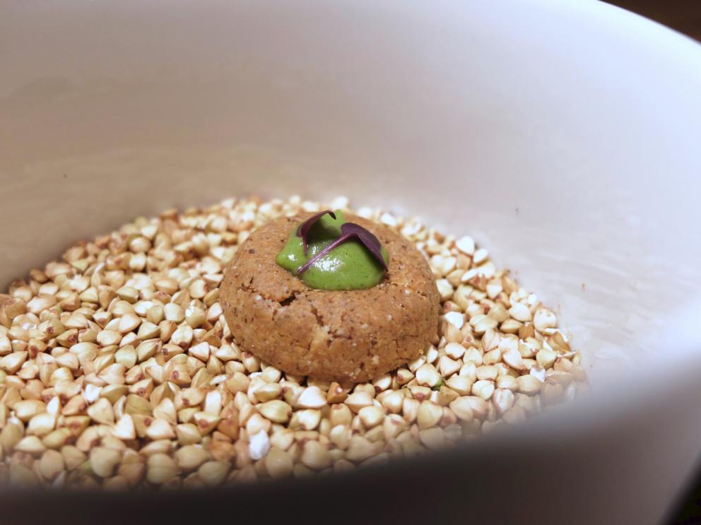 Galleria fotografica






La nostra bella cena nelle foto di Tanio Liotta. Si inizia subito ad alti livelli: Gnocco di zucchina gialla, finferli, il loro ristretto e tartufo









«Unisco i boschi con l'acqua dolce»: Cracker di riso e frutti rossi, uova di trota, bottarga di lago, piccole spugne di lattuga, paté di fegato di lumaca. Altra proposta azzeccatissima






