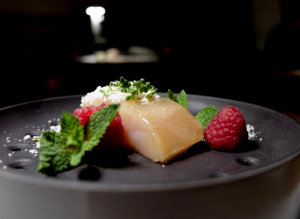 Galleria fotografica






La nostra bella cena nelle foto di Tanio Liotta. Si inizia subito ad alti livelli: Gnocco di zucchina gialla, finferli, il loro ristretto e tartufo









«Unisco i boschi con l'acqua dolce»: Cracker di riso e frutti rossi, uova di trota, bottarga di lago, piccole spugne di lattuga, paté di fegato di lumaca. Altra proposta azzeccatissima









Biscotto di grano saraceno e riso, formaggio bitto storico "ribelle", crema di patate ed erbette. Percorso netto, per ora. E il meglio deve ancora venire. In tavola giungono un panino al vapore alla menta, del pane ai cereali (ottimo), dei grissini alla lavanda e un burro favoloso: proviene dagli alpeggi nella Val Rezzo, Beretta lo affumica e aggiunge sale Maldon






