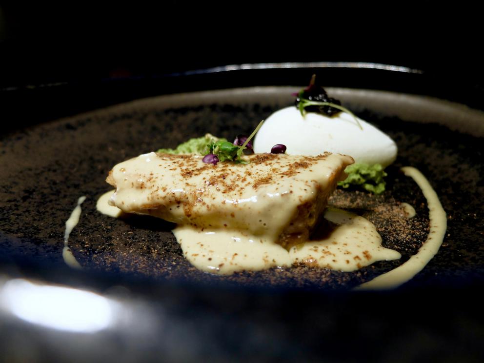 Galleria fotografica






La nostra bella cena nelle foto di Tanio Liotta. Si inizia subito ad alti livelli: Gnocco di zucchina gialla, finferli, il loro ristretto e tartufo









«Unisco i boschi con l'acqua dolce»: Cracker di riso e frutti rossi, uova di trota, bottarga di lago, piccole spugne di lattuga, paté di fegato di lumaca. Altra proposta azzeccatissima









Biscotto di grano saraceno e riso, formaggio bitto storico "ribelle", crema di patate ed erbette. Percorso netto, per ora. E il meglio deve ancora venire. In tavola giungono un panino al vapore alla menta, del pane ai cereali (ottimo), dei grissini alla lavanda e un burro favoloso: proviene dagli alpeggi nella Val Rezzo, Beretta lo affumica e aggiunge sale Maldon









Delizioso il Salmerino affumicato menta & timo, lamponi, rafano e gel di fiori di sambuco. Perfetto contrasto gustativo, piatto raffinato






