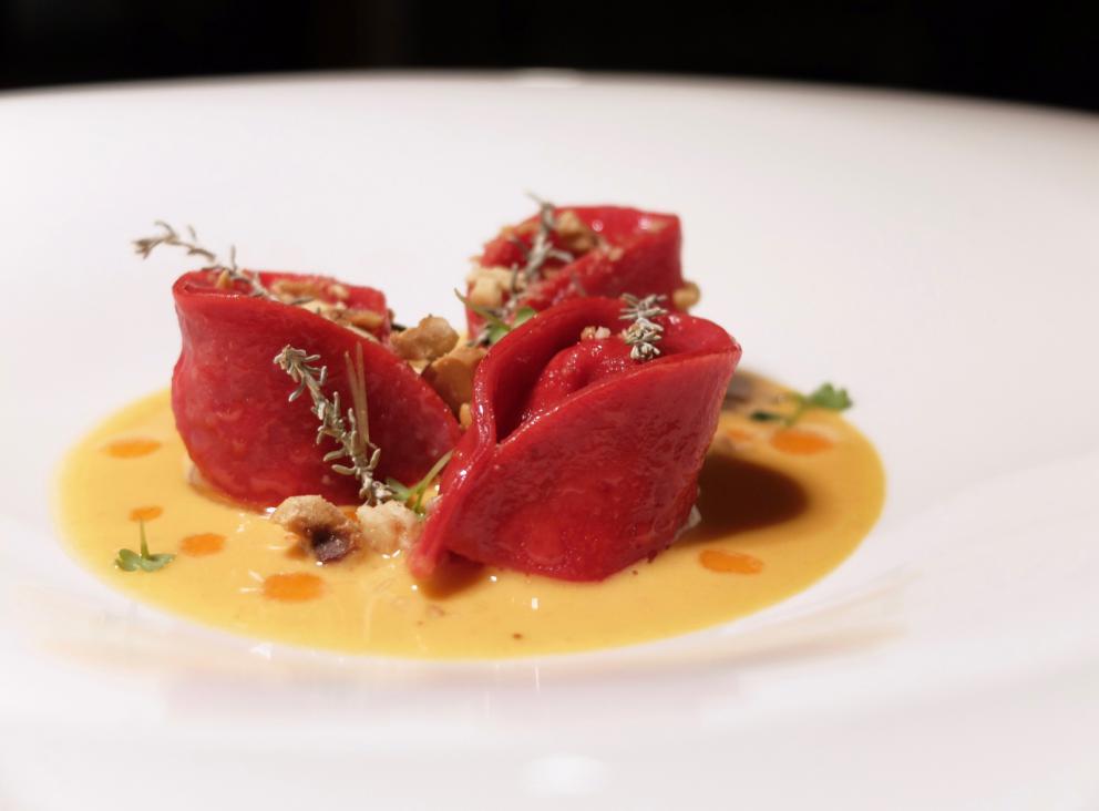 Galleria fotografica






La nostra bella cena nelle foto di Tanio Liotta. Si inizia subito ad alti livelli: Gnocco di zucchina gialla, finferli, il loro ristretto e tartufo









«Unisco i boschi con l'acqua dolce»: Cracker di riso e frutti rossi, uova di trota, bottarga di lago, piccole spugne di lattuga, paté di fegato di lumaca. Altra proposta azzeccatissima









Biscotto di grano saraceno e riso, formaggio bitto storico "ribelle", crema di patate ed erbette. Percorso netto, per ora. E il meglio deve ancora venire. In tavola giungono un panino al vapore alla menta, del pane ai cereali (ottimo), dei grissini alla lavanda e un burro favoloso: proviene dagli alpeggi nella Val Rezzo, Beretta lo affumica e aggiunge sale Maldon









Delizioso il Salmerino affumicato menta & timo, lamponi, rafano e gel di fiori di sambuco. Perfetto contrasto gustativo, piatto raffinato









Storione tonné, olio evo, caviale, capperi e lattuga. Il pesce è pescato a pochi chilometri da Como, il piatto gioca con le sue consistenze simili a quelle del vitello, la salsa è a base di missoltini, la loro colatura e agoni, più un ristretto di carne. Poi gelato d'extravergine e caviale Da Vinci di Calvisius






