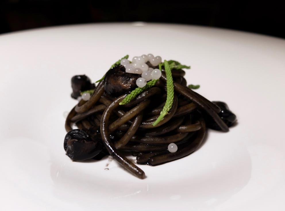 Galleria fotografica






La nostra bella cena nelle foto di Tanio Liotta. Si inizia subito ad alti livelli: Gnocco di zucchina gialla, finferli, il loro ristretto e tartufo









«Unisco i boschi con l'acqua dolce»: Cracker di riso e frutti rossi, uova di trota, bottarga di lago, piccole spugne di lattuga, paté di fegato di lumaca. Altra proposta azzeccatissima









Biscotto di grano saraceno e riso, formaggio bitto storico "ribelle", crema di patate ed erbette. Percorso netto, per ora. E il meglio deve ancora venire. In tavola giungono un panino al vapore alla menta, del pane ai cereali (ottimo), dei grissini alla lavanda e un burro favoloso: proviene dagli alpeggi nella Val Rezzo, Beretta lo affumica e aggiunge sale Maldon









Delizioso il Salmerino affumicato menta & timo, lamponi, rafano e gel di fiori di sambuco. Perfetto contrasto gustativo, piatto raffinato









Storione tonné, olio evo, caviale, capperi e lattuga. Il pesce è pescato a pochi chilometri da Como, il piatto gioca con le sue consistenze simili a quelle del vitello, la salsa è a base di missoltini, la loro colatura e agoni, più un ristretto di carne. Poi gelato d'extravergine e caviale Da Vinci di Calvisius









Davvero convincenti anche i Ravioli al pesce gatto, peperoni, nocciole e perpetuini (germogli di fiori di montagna, «ricordano il sapore del curry»)






