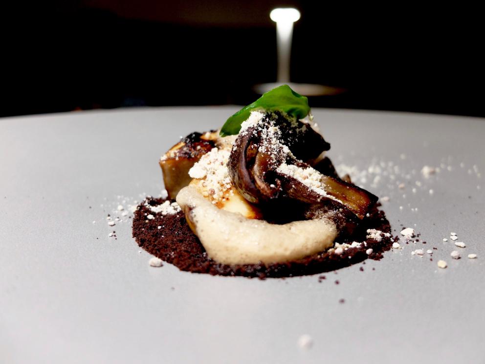 Galleria fotografica






La nostra bella cena nelle foto di Tanio Liotta. Si inizia subito ad alti livelli: Gnocco di zucchina gialla, finferli, il loro ristretto e tartufo









«Unisco i boschi con l'acqua dolce»: Cracker di riso e frutti rossi, uova di trota, bottarga di lago, piccole spugne di lattuga, paté di fegato di lumaca. Altra proposta azzeccatissima









Biscotto di grano saraceno e riso, formaggio bitto storico "ribelle", crema di patate ed erbette. Percorso netto, per ora. E il meglio deve ancora venire. In tavola giungono un panino al vapore alla menta, del pane ai cereali (ottimo), dei grissini alla lavanda e un burro favoloso: proviene dagli alpeggi nella Val Rezzo, Beretta lo affumica e aggiunge sale Maldon









Delizioso il Salmerino affumicato menta & timo, lamponi, rafano e gel di fiori di sambuco. Perfetto contrasto gustativo, piatto raffinato









Storione tonné, olio evo, caviale, capperi e lattuga. Il pesce è pescato a pochi chilometri da Como, il piatto gioca con le sue consistenze simili a quelle del vitello, la salsa è a base di missoltini, la loro colatura e agoni, più un ristretto di carne. Poi gelato d'extravergine e caviale Da Vinci di Calvisius









Davvero convincenti anche i Ravioli al pesce gatto, peperoni, nocciole e perpetuini (germogli di fiori di montagna, «ricordano il sapore del curry»)









Spaghettoni Mancini all'aglio nero e lumache, perle di sottobosco, piantaggine. Anche solo questo piatto vale il viaggio, golosissimo






