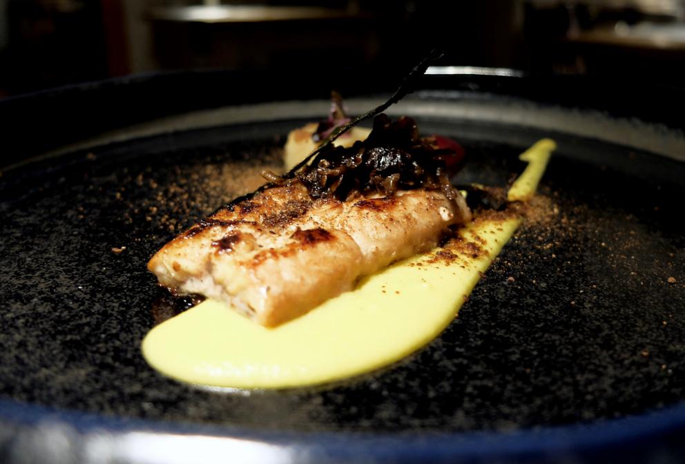 Galleria fotografica






La nostra bella cena nelle foto di Tanio Liotta. Si inizia subito ad alti livelli: Gnocco di zucchina gialla, finferli, il loro ristretto e tartufo









«Unisco i boschi con l'acqua dolce»: Cracker di riso e frutti rossi, uova di trota, bottarga di lago, piccole spugne di lattuga, paté di fegato di lumaca. Altra proposta azzeccatissima









Biscotto di grano saraceno e riso, formaggio bitto storico "ribelle", crema di patate ed erbette. Percorso netto, per ora. E il meglio deve ancora venire. In tavola giungono un panino al vapore alla menta, del pane ai cereali (ottimo), dei grissini alla lavanda e un burro favoloso: proviene dagli alpeggi nella Val Rezzo, Beretta lo affumica e aggiunge sale Maldon









Delizioso il Salmerino affumicato menta & timo, lamponi, rafano e gel di fiori di sambuco. Perfetto contrasto gustativo, piatto raffinato









Storione tonné, olio evo, caviale, capperi e lattuga. Il pesce è pescato a pochi chilometri da Como, il piatto gioca con le sue consistenze simili a quelle del vitello, la salsa è a base di missoltini, la loro colatura e agoni, più un ristretto di carne. Poi gelato d'extravergine e caviale Da Vinci di Calvisius









Davvero convincenti anche i Ravioli al pesce gatto, peperoni, nocciole e perpetuini (germogli di fiori di montagna, «ricordano il sapore del curry»)









Spaghettoni Mancini all'aglio nero e lumache, perle di sottobosco, piantaggine. Anche solo questo piatto vale il viaggio, golosissimo









Molto complesso e intrigante il Fungo porcino, senape, caffè monoarabica Etiopia






