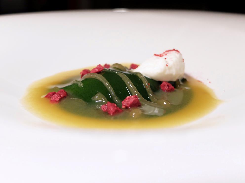 Galleria fotografica






La nostra bella cena nelle foto di Tanio Liotta. Si inizia subito ad alti livelli: Gnocco di zucchina gialla, finferli, il loro ristretto e tartufo









«Unisco i boschi con l'acqua dolce»: Cracker di riso e frutti rossi, uova di trota, bottarga di lago, piccole spugne di lattuga, paté di fegato di lumaca. Altra proposta azzeccatissima









Biscotto di grano saraceno e riso, formaggio bitto storico "ribelle", crema di patate ed erbette. Percorso netto, per ora. E il meglio deve ancora venire. In tavola giungono un panino al vapore alla menta, del pane ai cereali (ottimo), dei grissini alla lavanda e un burro favoloso: proviene dagli alpeggi nella Val Rezzo, Beretta lo affumica e aggiunge sale Maldon









Delizioso il Salmerino affumicato menta & timo, lamponi, rafano e gel di fiori di sambuco. Perfetto contrasto gustativo, piatto raffinato









Storione tonné, olio evo, caviale, capperi e lattuga. Il pesce è pescato a pochi chilometri da Como, il piatto gioca con le sue consistenze simili a quelle del vitello, la salsa è a base di missoltini, la loro colatura e agoni, più un ristretto di carne. Poi gelato d'extravergine e caviale Da Vinci di Calvisius









Davvero convincenti anche i Ravioli al pesce gatto, peperoni, nocciole e perpetuini (germogli di fiori di montagna, «ricordano il sapore del curry»)









Spaghettoni Mancini all'aglio nero e lumache, perle di sottobosco, piantaggine. Anche solo questo piatto vale il viaggio, golosissimo









Molto complesso e intrigante il Fungo porcino, senape, caffè monoarabica Etiopia









Anguilla Bbq, mais, barbabietola, patata arrosto, pioppini, con foglie di barbabietola essiccate, paprika, salsa Bbq. Gran piatto che già abbiamo raccontato qui: Quelli che... cucinano l'acqua dolce e I segreti di un'anguilla perfetta






