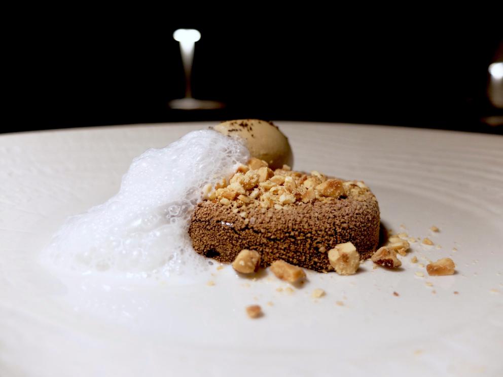 Galleria fotografica






La nostra bella cena nelle foto di Tanio Liotta. Si inizia subito ad alti livelli: Gnocco di zucchina gialla, finferli, il loro ristretto e tartufo









«Unisco i boschi con l'acqua dolce»: Cracker di riso e frutti rossi, uova di trota, bottarga di lago, piccole spugne di lattuga, paté di fegato di lumaca. Altra proposta azzeccatissima









Biscotto di grano saraceno e riso, formaggio bitto storico "ribelle", crema di patate ed erbette. Percorso netto, per ora. E il meglio deve ancora venire. In tavola giungono un panino al vapore alla menta, del pane ai cereali (ottimo), dei grissini alla lavanda e un burro favoloso: proviene dagli alpeggi nella Val Rezzo, Beretta lo affumica e aggiunge sale Maldon









Delizioso il Salmerino affumicato menta & timo, lamponi, rafano e gel di fiori di sambuco. Perfetto contrasto gustativo, piatto raffinato









Storione tonné, olio evo, caviale, capperi e lattuga. Il pesce è pescato a pochi chilometri da Como, il piatto gioca con le sue consistenze simili a quelle del vitello, la salsa è a base di missoltini, la loro colatura e agoni, più un ristretto di carne. Poi gelato d'extravergine e caviale Da Vinci di Calvisius









Davvero convincenti anche i Ravioli al pesce gatto, peperoni, nocciole e perpetuini (germogli di fiori di montagna, «ricordano il sapore del curry»)









Spaghettoni Mancini all'aglio nero e lumache, perle di sottobosco, piantaggine. Anche solo questo piatto vale il viaggio, golosissimo









Molto complesso e intrigante il Fungo porcino, senape, caffè monoarabica Etiopia









Anguilla Bbq, mais, barbabietola, patata arrosto, pioppini, con foglie di barbabietola essiccate, paprika, salsa Bbq. Gran piatto che già abbiamo raccontato qui: Quelli che... cucinano l'acqua dolce e I segreti di un'anguilla perfetta









Una rivisitazione della macedonia estiva: Raviolo di menta, mousse di melone, gel di fico, succo d'uva, lampone disidratato, crema alla pesca






