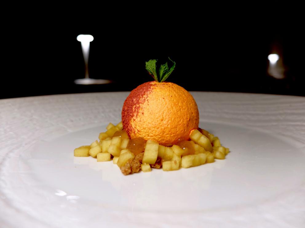 Galleria fotografica






La nostra bella cena nelle foto di Tanio Liotta. Si inizia subito ad alti livelli: Gnocco di zucchina gialla, finferli, il loro ristretto e tartufo









«Unisco i boschi con l'acqua dolce»: Cracker di riso e frutti rossi, uova di trota, bottarga di lago, piccole spugne di lattuga, paté di fegato di lumaca. Altra proposta azzeccatissima









Biscotto di grano saraceno e riso, formaggio bitto storico "ribelle", crema di patate ed erbette. Percorso netto, per ora. E il meglio deve ancora venire. In tavola giungono un panino al vapore alla menta, del pane ai cereali (ottimo), dei grissini alla lavanda e un burro favoloso: proviene dagli alpeggi nella Val Rezzo, Beretta lo affumica e aggiunge sale Maldon









Delizioso il Salmerino affumicato menta & timo, lamponi, rafano e gel di fiori di sambuco. Perfetto contrasto gustativo, piatto raffinato









Storione tonné, olio evo, caviale, capperi e lattuga. Il pesce è pescato a pochi chilometri da Como, il piatto gioca con le sue consistenze simili a quelle del vitello, la salsa è a base di missoltini, la loro colatura e agoni, più un ristretto di carne. Poi gelato d'extravergine e caviale Da Vinci di Calvisius









Davvero convincenti anche i Ravioli al pesce gatto, peperoni, nocciole e perpetuini (germogli di fiori di montagna, «ricordano il sapore del curry»)









Spaghettoni Mancini all'aglio nero e lumache, perle di sottobosco, piantaggine. Anche solo questo piatto vale il viaggio, golosissimo









Molto complesso e intrigante il Fungo porcino, senape, caffè monoarabica Etiopia









Anguilla Bbq, mais, barbabietola, patata arrosto, pioppini, con foglie di barbabietola essiccate, paprika, salsa Bbq. Gran piatto che già abbiamo raccontato qui: Quelli che... cucinano l'acqua dolce e I segreti di un'anguilla perfetta









Una rivisitazione della macedonia estiva: Raviolo di menta, mousse di melone, gel di fico, succo d'uva, lampone disidratato, crema alla pesca









La barbajada è una bevanda milanese, molto in voga nella prima metà dell'800, che accompagnava la degustazione dei dolci. Qui Beretta ne fa proprio un dolce, con nocciole, mousse al caffé, panna montata, semifreddo al cacao, schiuma di latte






