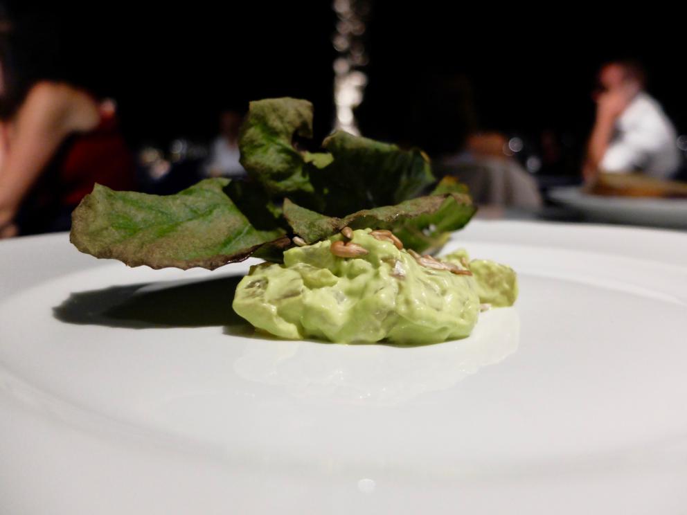 Galleria fotografica






La nostra cena da Riccardo Camanini negli scatti di Tanio Liotta. S'inizia: invece della solita stanca processione di appetizer, un piatto "vero": Mela, caprino, basilico









Tapioca, arancia e uova di salmerino









Ostrica Fine de Claire Krystale scottata, zenzero, olio di nocciole Igp. L'abbinamento tra ostriche e nocciole è sublime (lo avevamo già apprezzato da Luigi Taglienti): qui c'è anche il tocco magico dello zenzero






