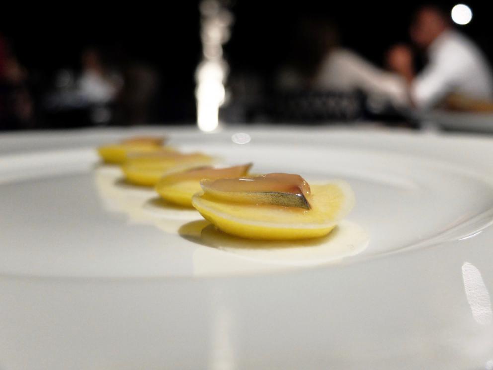 Galleria fotografica






La nostra cena da Riccardo Camanini negli scatti di Tanio Liotta. S'inizia: invece della solita stanca processione di appetizer, un piatto "vero": Mela, caprino, basilico









Tapioca, arancia e uova di salmerino









Ostrica Fine de Claire Krystale scottata, zenzero, olio di nocciole Igp. L'abbinamento tra ostriche e nocciole è sublime (lo avevamo già apprezzato da Luigi Taglienti): qui c'è anche il tocco magico dello zenzero









Tartare di pesce persico del Garda, maionese leggera di foglie di fico, semi di girasole tostati






