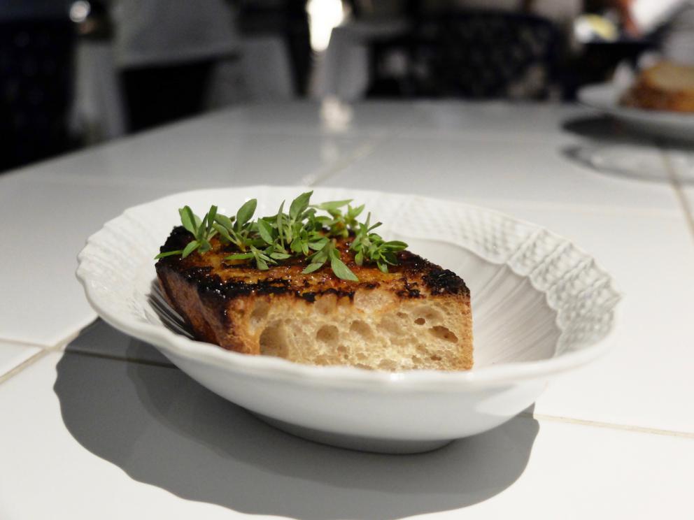 Galleria fotografica






La nostra cena da Riccardo Camanini negli scatti di Tanio Liotta. S'inizia: invece della solita stanca processione di appetizer, un piatto "vero": Mela, caprino, basilico









Tapioca, arancia e uova di salmerino









Ostrica Fine de Claire Krystale scottata, zenzero, olio di nocciole Igp. L'abbinamento tra ostriche e nocciole è sublime (lo avevamo già apprezzato da Luigi Taglienti): qui c'è anche il tocco magico dello zenzero









Tartare di pesce persico del Garda, maionese leggera di foglie di fico, semi di girasole tostati









Doppi bottoni, cavolo rapa, ricotta al limone, sgombro e colatura di alici di Cetara









Risotto in bianco, zenzero, acqua di governo della mozzarella: Camanini è un prestidigitatore che in questo caso non usa né burro né Parmigiano, ma nessuno se ne accorge









Trippa di baccalà, lumachine di mare, brodo di scoglio allo zafferano, ceci, basilico, foglie di mandarino essiccate. Un piatto dal gusto deciso, lo chef rievoca "l'altra cucina", è una specie di ode alla trattoria italiana e ai suoi sapori pieni. Rassicurante






