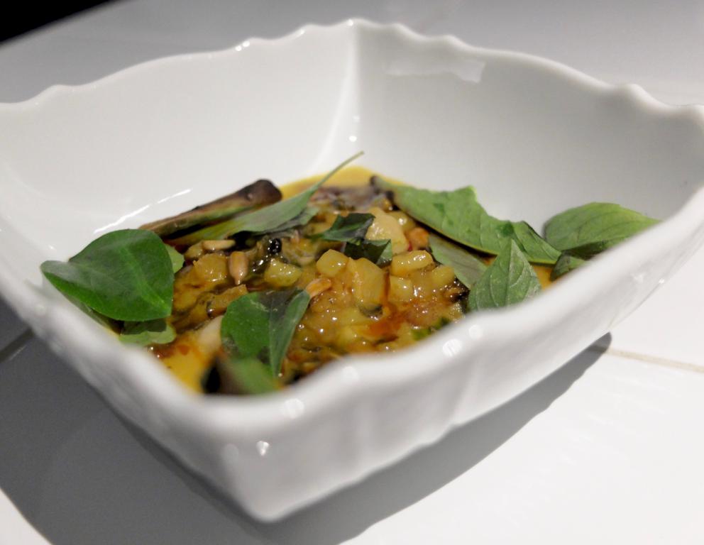 Galleria fotografica






La nostra cena da Riccardo Camanini negli scatti di Tanio Liotta. S'inizia: invece della solita stanca processione di appetizer, un piatto "vero": Mela, caprino, basilico









Tapioca, arancia e uova di salmerino









Ostrica Fine de Claire Krystale scottata, zenzero, olio di nocciole Igp. L'abbinamento tra ostriche e nocciole è sublime (lo avevamo già apprezzato da Luigi Taglienti): qui c'è anche il tocco magico dello zenzero









Tartare di pesce persico del Garda, maionese leggera di foglie di fico, semi di girasole tostati









Doppi bottoni, cavolo rapa, ricotta al limone, sgombro e colatura di alici di Cetara









Risotto in bianco, zenzero, acqua di governo della mozzarella: Camanini è un prestidigitatore che in questo caso non usa né burro né Parmigiano, ma nessuno se ne accorge






