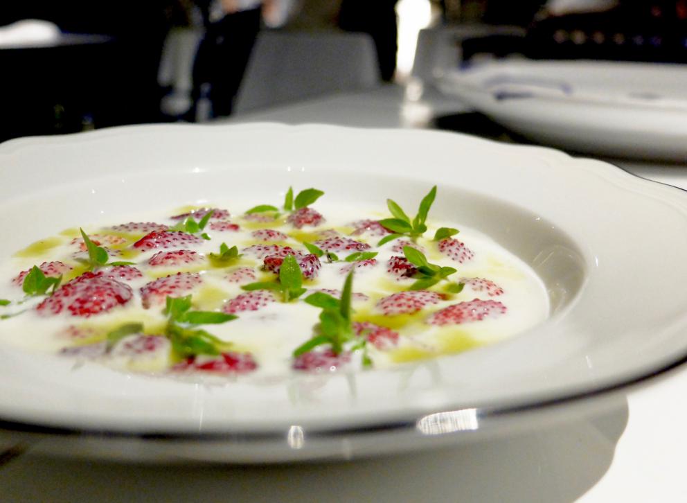 Galleria fotografica






La nostra cena da Riccardo Camanini negli scatti di Tanio Liotta. S'inizia: invece della solita stanca processione di appetizer, un piatto "vero": Mela, caprino, basilico









Tapioca, arancia e uova di salmerino









Ostrica Fine de Claire Krystale scottata, zenzero, olio di nocciole Igp. L'abbinamento tra ostriche e nocciole è sublime (lo avevamo già apprezzato da Luigi Taglienti): qui c'è anche il tocco magico dello zenzero









Tartare di pesce persico del Garda, maionese leggera di foglie di fico, semi di girasole tostati









Doppi bottoni, cavolo rapa, ricotta al limone, sgombro e colatura di alici di Cetara









Risotto in bianco, zenzero, acqua di governo della mozzarella: Camanini è un prestidigitatore che in questo caso non usa né burro né Parmigiano, ma nessuno se ne accorge









Trippa di baccalà, lumachine di mare, brodo di scoglio allo zafferano, ceci, basilico, foglie di mandarino essiccate. Un piatto dal gusto deciso, lo chef rievoca "l'altra cucina", è una specie di ode alla trattoria italiana e ai suoi sapori pieni. Rassicurante









Ad accompagnare le trippe di baccalà, una Bruschetta all'aglio, pimenton e 'nduja affumicata. Appunto, un inchino alla cucina popolare









Animelle di cuore di vitello, carote crude e fredde in saor, punch all’arancia, cumino, portulaca e geranio Leopoldo









La parte dolce: Cremoso di cioccolato fondente, crema al whisky Lagavulin 16 anni, pan brioche all'arancia: ricordi di tarte au chocolat






