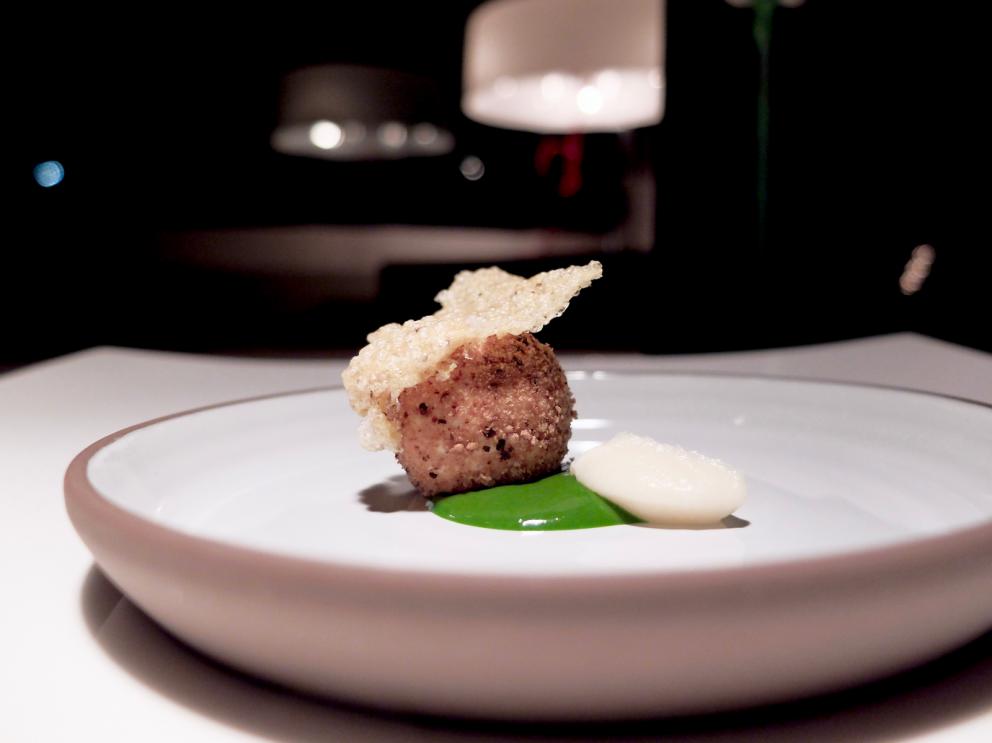 Galleria fotografica






La nostra cena a La Peca, negli scatti di Tanio Liotta. S'inizia con gli appetizer, eleganti, come questo Gazpacho ghiacchiato









Cucciolone di Parmigiano Reggiano, gocce di aceto balsamico






