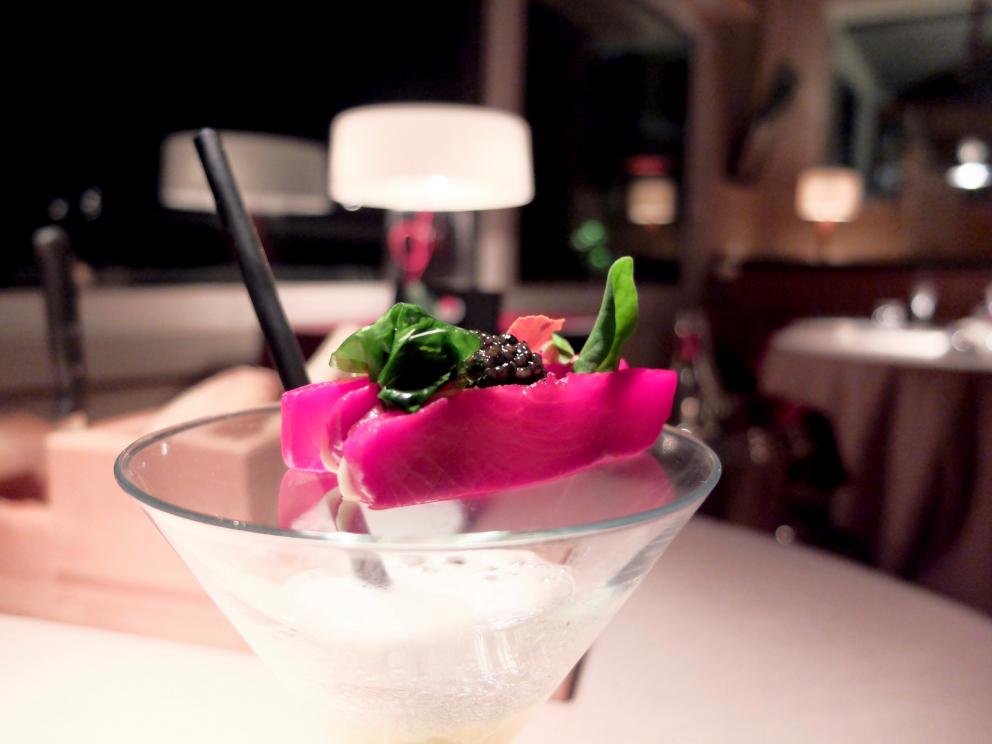 Galleria fotografica






La nostra cena a La Peca, negli scatti di Tanio Liotta. S'inizia con gli appetizer, eleganti, come questo Gazpacho ghiacchiato









Cucciolone di Parmigiano Reggiano, gocce di aceto balsamico









Sfera di funghi trifolati, cialda al mais, prezzemolo e prezzemolo tuberoso






