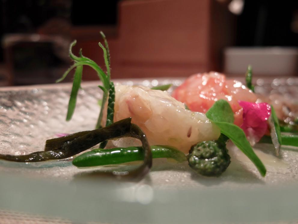 Galleria fotografica






La nostra cena a La Peca, negli scatti di Tanio Liotta. S'inizia con gli appetizer, eleganti, come questo Gazpacho ghiacchiato









Cucciolone di Parmigiano Reggiano, gocce di aceto balsamico









Sfera di funghi trifolati, cialda al mais, prezzemolo e prezzemolo tuberoso









Moscow Mule con salmone marinato nella rapa, patata affumicata e caviale






