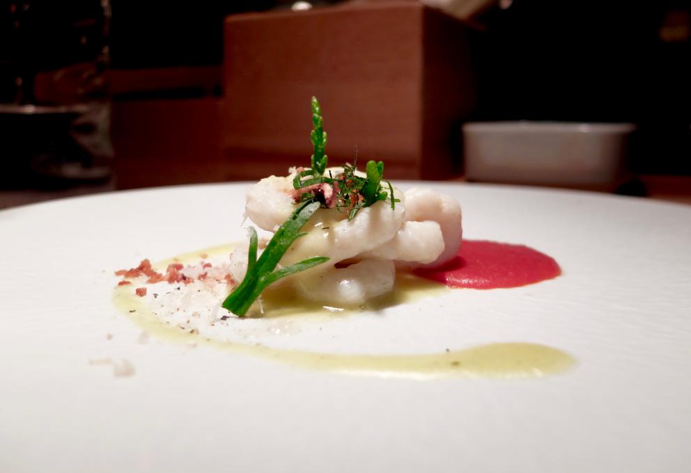 Galleria fotografica






La nostra cena a La Peca, negli scatti di Tanio Liotta. S'inizia con gli appetizer, eleganti, come questo Gazpacho ghiacchiato









Cucciolone di Parmigiano Reggiano, gocce di aceto balsamico









Sfera di funghi trifolati, cialda al mais, prezzemolo e prezzemolo tuberoso









Moscow Mule con salmone marinato nella rapa, patata affumicata e caviale









Gelo di acqua tonica, lime e profumo di gin con tartare di scampi, gamberi rossi e canocchie






