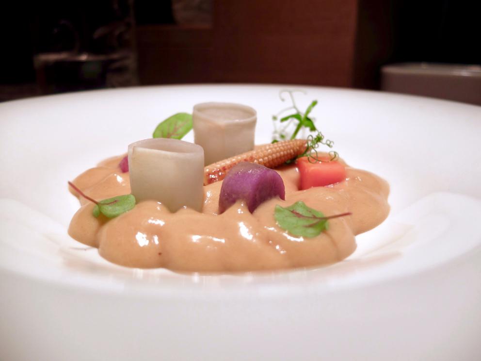 Galleria fotografica






La nostra cena a La Peca, negli scatti di Tanio Liotta. S'inizia con gli appetizer, eleganti, come questo Gazpacho ghiacchiato









Cucciolone di Parmigiano Reggiano, gocce di aceto balsamico









Sfera di funghi trifolati, cialda al mais, prezzemolo e prezzemolo tuberoso









Moscow Mule con salmone marinato nella rapa, patata affumicata e caviale









Gelo di acqua tonica, lime e profumo di gin con tartare di scampi, gamberi rossi e canocchie









Bigoli, capesante e calamari nostrani, sugo all'amatriciana






