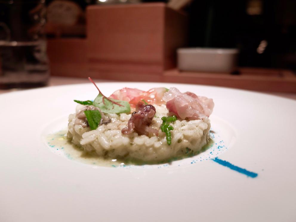 Galleria fotografica






La nostra cena a La Peca, negli scatti di Tanio Liotta. S'inizia con gli appetizer, eleganti, come questo Gazpacho ghiacchiato









Cucciolone di Parmigiano Reggiano, gocce di aceto balsamico









Sfera di funghi trifolati, cialda al mais, prezzemolo e prezzemolo tuberoso









Moscow Mule con salmone marinato nella rapa, patata affumicata e caviale









Gelo di acqua tonica, lime e profumo di gin con tartare di scampi, gamberi rossi e canocchie









Bigoli, capesante e calamari nostrani, sugo all'amatriciana









Spezzatino inverso: prezzemolo, prezzemolo tuberoso, tuberi e pannocchiette. Un piatto fantastico, «i tuberi danno la sensazione della carne». Vero






