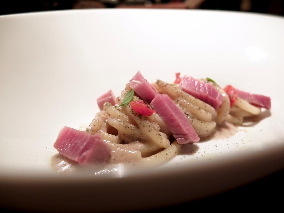 Galleria fotografica






La nostra cena a La Peca, negli scatti di Tanio Liotta. S'inizia con gli appetizer, eleganti, come questo Gazpacho ghiacchiato









Cucciolone di Parmigiano Reggiano, gocce di aceto balsamico









Sfera di funghi trifolati, cialda al mais, prezzemolo e prezzemolo tuberoso









Moscow Mule con salmone marinato nella rapa, patata affumicata e caviale









Gelo di acqua tonica, lime e profumo di gin con tartare di scampi, gamberi rossi e canocchie









Bigoli, capesante e calamari nostrani, sugo all'amatriciana









Spezzatino inverso: prezzemolo, prezzemolo tuberoso, tuberi e pannocchiette. Un piatto fantastico, «i tuberi danno la sensazione della carne». Vero









Risotto alla pescatora 2017: riso Carnaroli, gamberi rossi, zottoli, ostrica, gallinella, calamaro tostato, polvere di cavolo nero. Gli zottoli sono dei calamaretti nani






