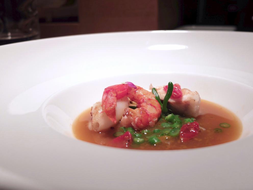 Galleria fotografica






La nostra cena a La Peca, negli scatti di Tanio Liotta. S'inizia con gli appetizer, eleganti, come questo Gazpacho ghiacchiato









Cucciolone di Parmigiano Reggiano, gocce di aceto balsamico









Sfera di funghi trifolati, cialda al mais, prezzemolo e prezzemolo tuberoso









Moscow Mule con salmone marinato nella rapa, patata affumicata e caviale









Gelo di acqua tonica, lime e profumo di gin con tartare di scampi, gamberi rossi e canocchie









Bigoli, capesante e calamari nostrani, sugo all'amatriciana









Spezzatino inverso: prezzemolo, prezzemolo tuberoso, tuberi e pannocchiette. Un piatto fantastico, «i tuberi danno la sensazione della carne». Vero









Risotto alla pescatora 2017: riso Carnaroli, gamberi rossi, zottoli, ostrica, gallinella, calamaro tostato, polvere di cavolo nero. Gli zottoli sono dei calamaretti nani









Spaghettone tonno e cipolla senza cipolla: un classico, delizioso, rivisitato con ventresca, porro, polvere di cappero






