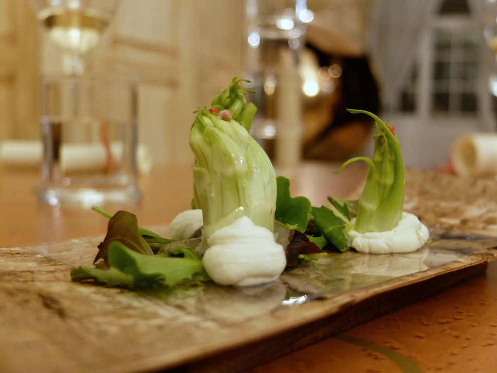 Galleria fotografica






I piatti di Marco Perez nella fotogallery di Tanio Liotta. Si parte con Salmerino e fumo









Cavolfiore, calamari e nocciola









Scampi e zucca, guanciale e polenta nera









Mozzarella e patata, daino e ginepro, polvere di porcini e tartufo






