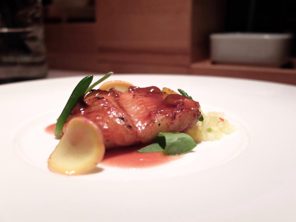 Galleria fotografica






La nostra cena a La Peca, negli scatti di Tanio Liotta. S'inizia con gli appetizer, eleganti, come questo Gazpacho ghiacchiato









Cucciolone di Parmigiano Reggiano, gocce di aceto balsamico









Sfera di funghi trifolati, cialda al mais, prezzemolo e prezzemolo tuberoso









Moscow Mule con salmone marinato nella rapa, patata affumicata e caviale









Gelo di acqua tonica, lime e profumo di gin con tartare di scampi, gamberi rossi e canocchie









Bigoli, capesante e calamari nostrani, sugo all'amatriciana









Spezzatino inverso: prezzemolo, prezzemolo tuberoso, tuberi e pannocchiette. Un piatto fantastico, «i tuberi danno la sensazione della carne». Vero









Risotto alla pescatora 2017: riso Carnaroli, gamberi rossi, zottoli, ostrica, gallinella, calamaro tostato, polvere di cavolo nero. Gli zottoli sono dei calamaretti nani









Spaghettone tonno e cipolla senza cipolla: un classico, delizioso, rivisitato con ventresca, porro, polvere di cappero









Impepata di mare: gallinella, gambero rosso, calamaretti, molluschi e pepe






