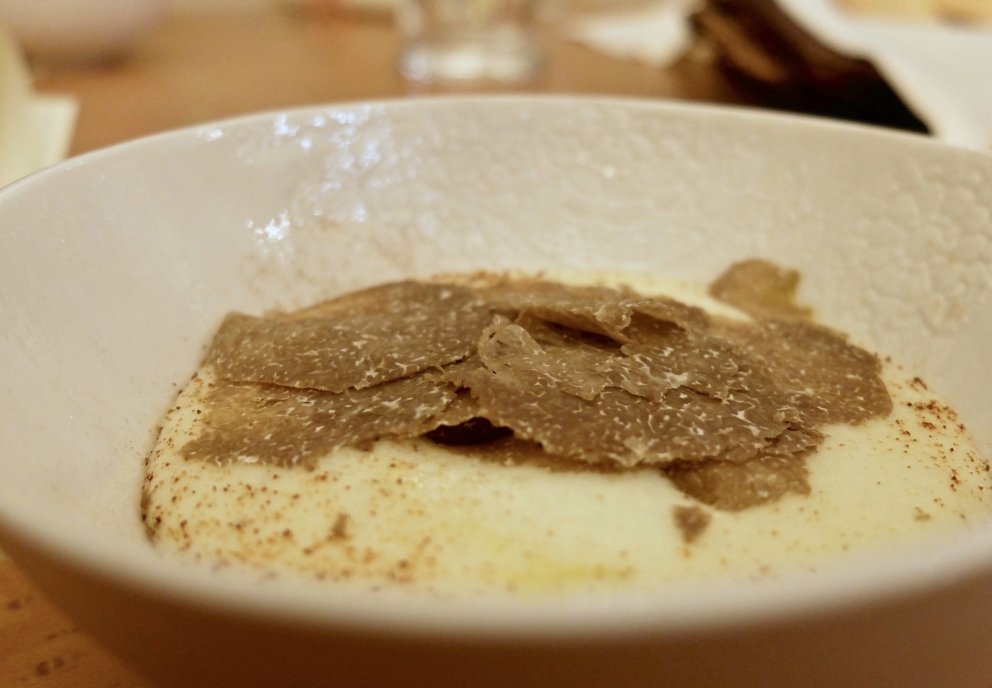 Galleria fotografica






I piatti di Marco Perez nella fotogallery di Tanio Liotta. Si parte con Salmerino e fumo









Cavolfiore, calamari e nocciola









Scampi e zucca, guanciale e polenta nera






