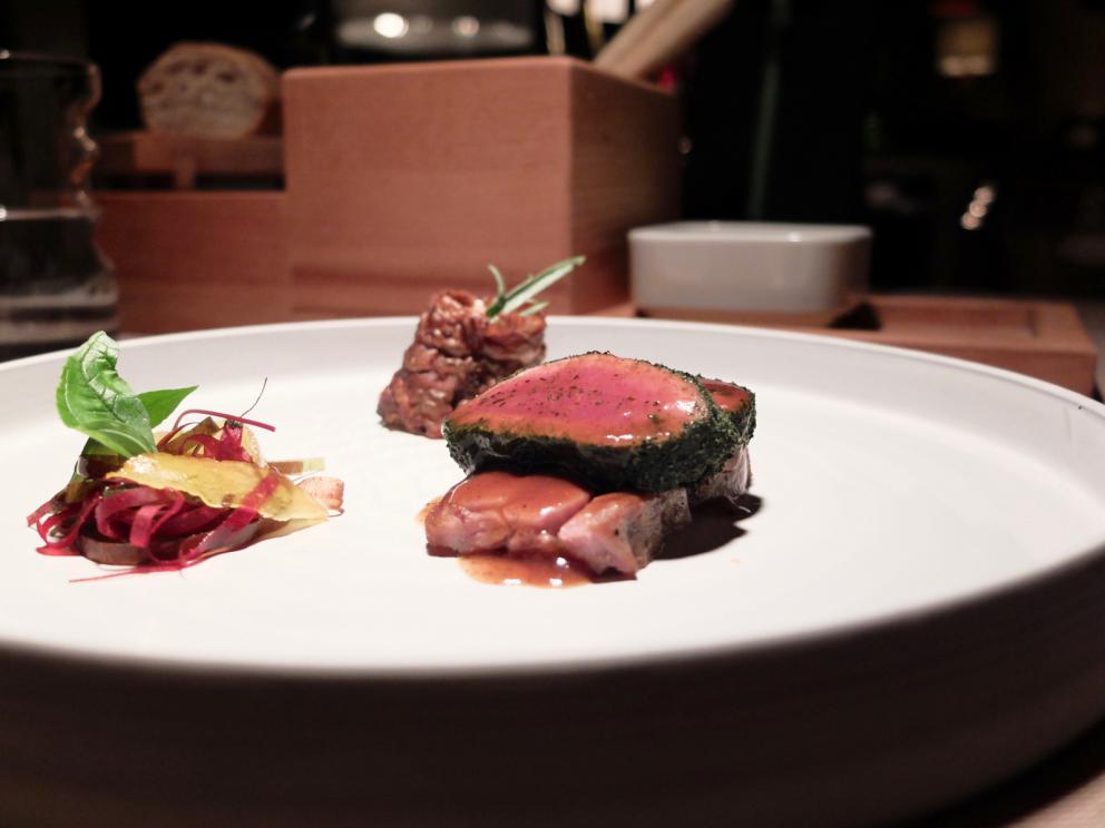 Galleria fotografica






La nostra cena a La Peca, negli scatti di Tanio Liotta. S'inizia con gli appetizer, eleganti, come questo Gazpacho ghiacchiato









Cucciolone di Parmigiano Reggiano, gocce di aceto balsamico









Sfera di funghi trifolati, cialda al mais, prezzemolo e prezzemolo tuberoso









Moscow Mule con salmone marinato nella rapa, patata affumicata e caviale









Gelo di acqua tonica, lime e profumo di gin con tartare di scampi, gamberi rossi e canocchie









Bigoli, capesante e calamari nostrani, sugo all'amatriciana









Spezzatino inverso: prezzemolo, prezzemolo tuberoso, tuberi e pannocchiette. Un piatto fantastico, «i tuberi danno la sensazione della carne». Vero









Risotto alla pescatora 2017: riso Carnaroli, gamberi rossi, zottoli, ostrica, gallinella, calamaro tostato, polvere di cavolo nero. Gli zottoli sono dei calamaretti nani









Spaghettone tonno e cipolla senza cipolla: un classico, delizioso, rivisitato con ventresca, porro, polvere di cappero









Impepata di mare: gallinella, gambero rosso, calamaretti, molluschi e pepe









Anguilla in forno di braci con guava e tamarindo: elegantissimo






