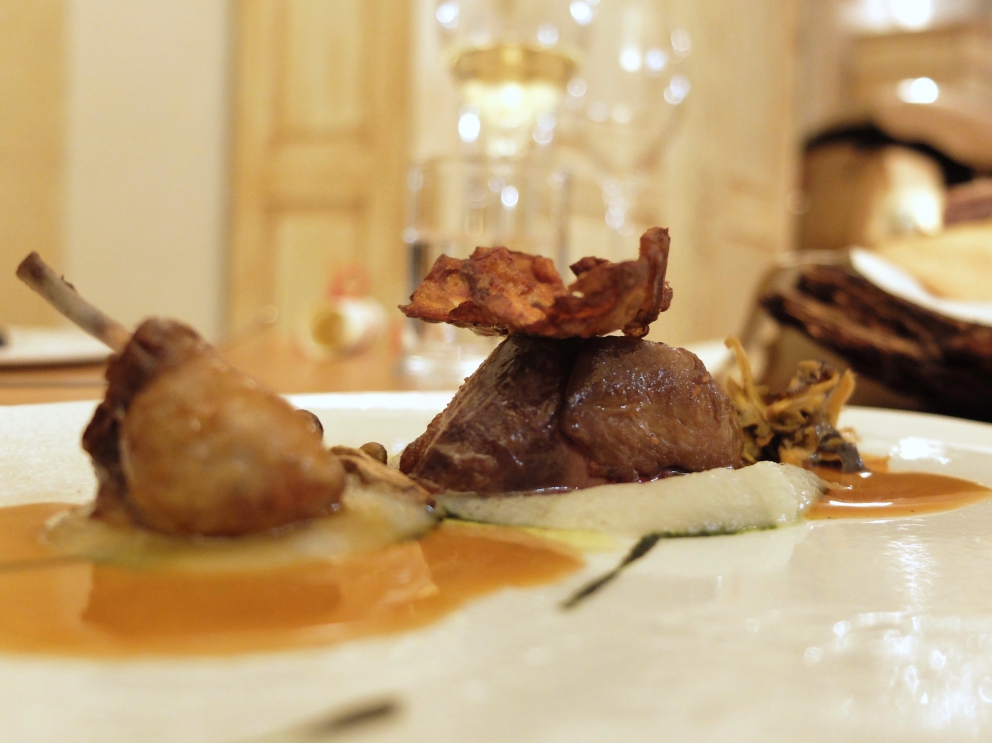 Galleria fotografica






I piatti di Marco Perez nella fotogallery di Tanio Liotta. Si parte con Salmerino e fumo









Cavolfiore, calamari e nocciola









Scampi e zucca, guanciale e polenta nera









Mozzarella e patata, daino e ginepro, polvere di porcini e tartufo









Puntarelle e caprino, lenticchie croccanti e acciuga









Risotto e robiola, trombette del morto e cenere









Tortello astice e carciofo






