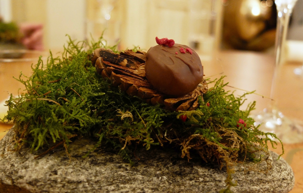 Galleria fotografica






I piatti di Marco Perez nella fotogallery di Tanio Liotta. Si parte con Salmerino e fumo









Cavolfiore, calamari e nocciola









Scampi e zucca, guanciale e polenta nera









Mozzarella e patata, daino e ginepro, polvere di porcini e tartufo









Puntarelle e caprino, lenticchie croccanti e acciuga









Risotto e robiola, trombette del morto e cenere









Tortello astice e carciofo









Piccione e topinambur, finferli e alga









Manzo e ostrica









Maialino e bottarga, cime di rapa e acciuga ghiacciata






