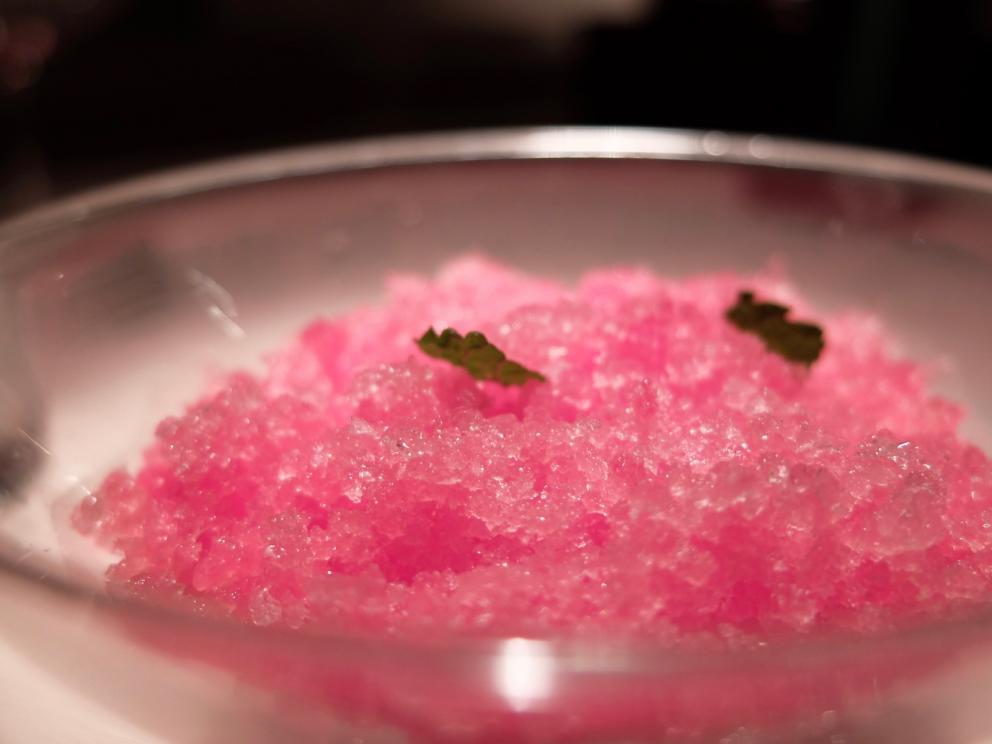 Galleria fotografica






La nostra cena a La Peca, negli scatti di Tanio Liotta. S'inizia con gli appetizer, eleganti, come questo Gazpacho ghiacchiato









Cucciolone di Parmigiano Reggiano, gocce di aceto balsamico









Sfera di funghi trifolati, cialda al mais, prezzemolo e prezzemolo tuberoso









Moscow Mule con salmone marinato nella rapa, patata affumicata e caviale









Gelo di acqua tonica, lime e profumo di gin con tartare di scampi, gamberi rossi e canocchie









Bigoli, capesante e calamari nostrani, sugo all'amatriciana









Spezzatino inverso: prezzemolo, prezzemolo tuberoso, tuberi e pannocchiette. Un piatto fantastico, «i tuberi danno la sensazione della carne». Vero









Risotto alla pescatora 2017: riso Carnaroli, gamberi rossi, zottoli, ostrica, gallinella, calamaro tostato, polvere di cavolo nero. Gli zottoli sono dei calamaretti nani









Spaghettone tonno e cipolla senza cipolla: un classico, delizioso, rivisitato con ventresca, porro, polvere di cappero









Impepata di mare: gallinella, gambero rosso, calamaretti, molluschi e pepe









Anguilla in forno di braci con guava e tamarindo: elegantissimo









Agnello al rosa in panure di rosole con topinambur croccante e morbido






