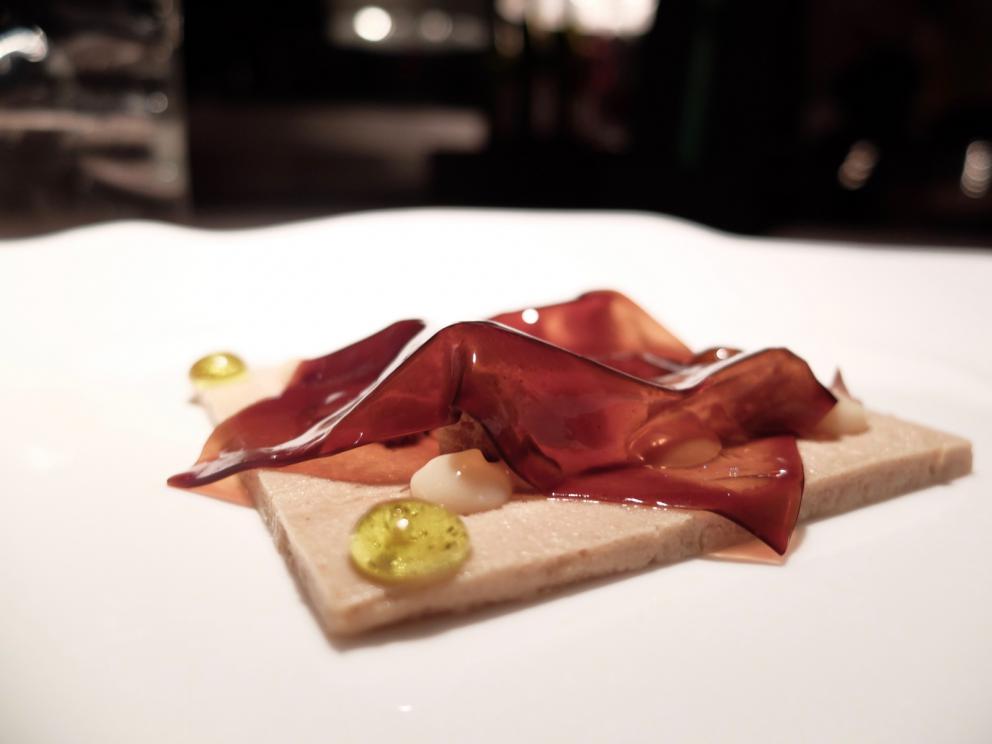 Galleria fotografica






La nostra cena a La Peca, negli scatti di Tanio Liotta. S'inizia con gli appetizer, eleganti, come questo Gazpacho ghiacchiato









Cucciolone di Parmigiano Reggiano, gocce di aceto balsamico









Sfera di funghi trifolati, cialda al mais, prezzemolo e prezzemolo tuberoso









Moscow Mule con salmone marinato nella rapa, patata affumicata e caviale









Gelo di acqua tonica, lime e profumo di gin con tartare di scampi, gamberi rossi e canocchie









Bigoli, capesante e calamari nostrani, sugo all'amatriciana









Spezzatino inverso: prezzemolo, prezzemolo tuberoso, tuberi e pannocchiette. Un piatto fantastico, «i tuberi danno la sensazione della carne». Vero









Risotto alla pescatora 2017: riso Carnaroli, gamberi rossi, zottoli, ostrica, gallinella, calamaro tostato, polvere di cavolo nero. Gli zottoli sono dei calamaretti nani









Spaghettone tonno e cipolla senza cipolla: un classico, delizioso, rivisitato con ventresca, porro, polvere di cappero









Impepata di mare: gallinella, gambero rosso, calamaretti, molluschi e pepe









Anguilla in forno di braci con guava e tamarindo: elegantissimo









Agnello al rosa in panure di rosole con topinambur croccante e morbido









Granita di anguria, cocco, rum e menta






