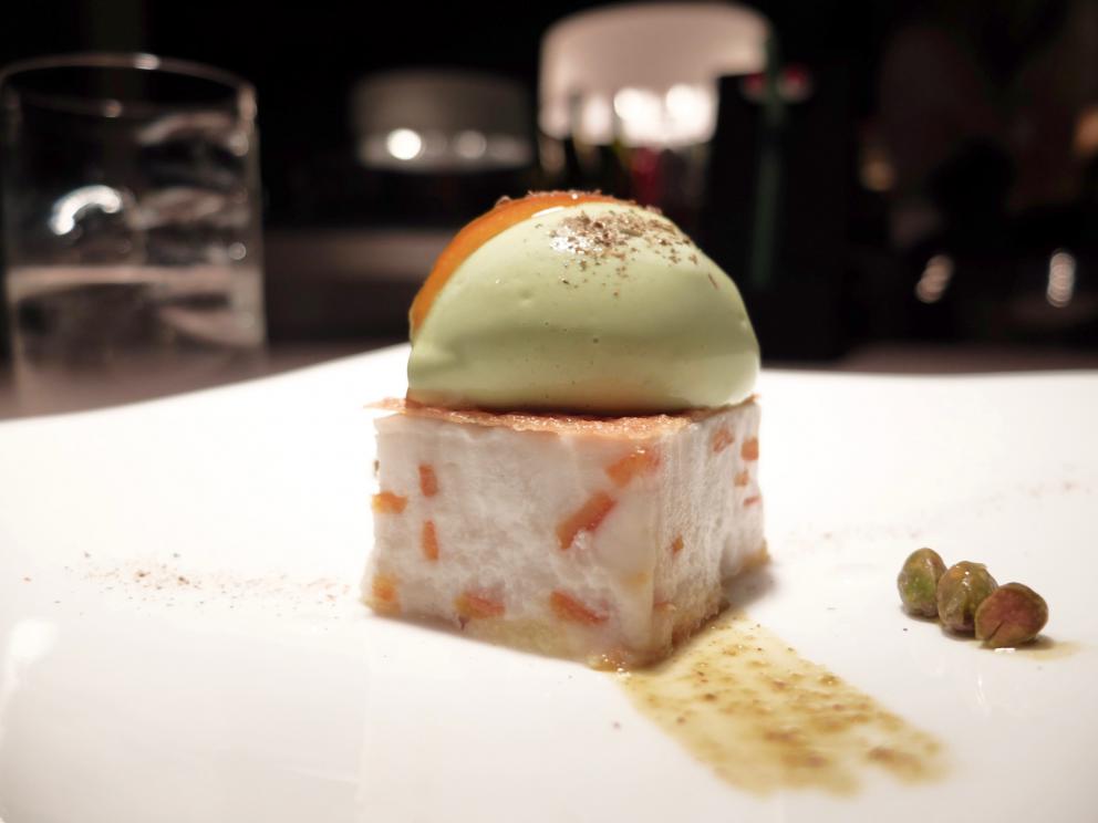 Galleria fotografica






La nostra cena a La Peca, negli scatti di Tanio Liotta. S'inizia con gli appetizer, eleganti, come questo Gazpacho ghiacchiato









Cucciolone di Parmigiano Reggiano, gocce di aceto balsamico









Sfera di funghi trifolati, cialda al mais, prezzemolo e prezzemolo tuberoso









Moscow Mule con salmone marinato nella rapa, patata affumicata e caviale









Gelo di acqua tonica, lime e profumo di gin con tartare di scampi, gamberi rossi e canocchie









Bigoli, capesante e calamari nostrani, sugo all'amatriciana









Spezzatino inverso: prezzemolo, prezzemolo tuberoso, tuberi e pannocchiette. Un piatto fantastico, «i tuberi danno la sensazione della carne». Vero









Risotto alla pescatora 2017: riso Carnaroli, gamberi rossi, zottoli, ostrica, gallinella, calamaro tostato, polvere di cavolo nero. Gli zottoli sono dei calamaretti nani









Spaghettone tonno e cipolla senza cipolla: un classico, delizioso, rivisitato con ventresca, porro, polvere di cappero









Impepata di mare: gallinella, gambero rosso, calamaretti, molluschi e pepe









Anguilla in forno di braci con guava e tamarindo: elegantissimo









Agnello al rosa in panure di rosole con topinambur croccante e morbido









Granita di anguria, cocco, rum e menta









Nocciola delle Langhe, caramelle d’olio, mou salato e caffè






