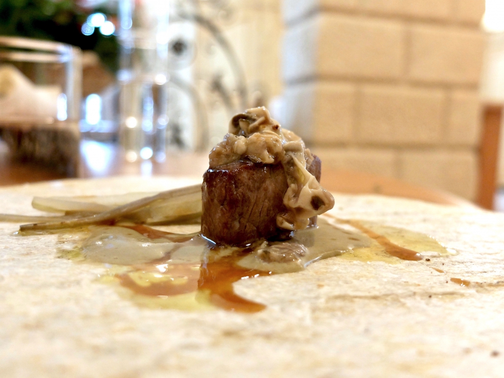 Galleria fotografica






I piatti di Marco Perez nella fotogallery di Tanio Liotta. Si parte con Salmerino e fumo









Cavolfiore, calamari e nocciola









Scampi e zucca, guanciale e polenta nera









Mozzarella e patata, daino e ginepro, polvere di porcini e tartufo









Puntarelle e caprino, lenticchie croccanti e acciuga









Risotto e robiola, trombette del morto e cenere









Tortello astice e carciofo









Piccione e topinambur, finferli e alga






