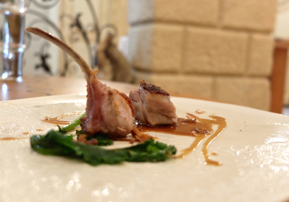 Galleria fotografica






I piatti di Marco Perez nella fotogallery di Tanio Liotta. Si parte con Salmerino e fumo









Cavolfiore, calamari e nocciola









Scampi e zucca, guanciale e polenta nera









Mozzarella e patata, daino e ginepro, polvere di porcini e tartufo









Puntarelle e caprino, lenticchie croccanti e acciuga









Risotto e robiola, trombette del morto e cenere









Tortello astice e carciofo









Piccione e topinambur, finferli e alga









Manzo e ostrica






