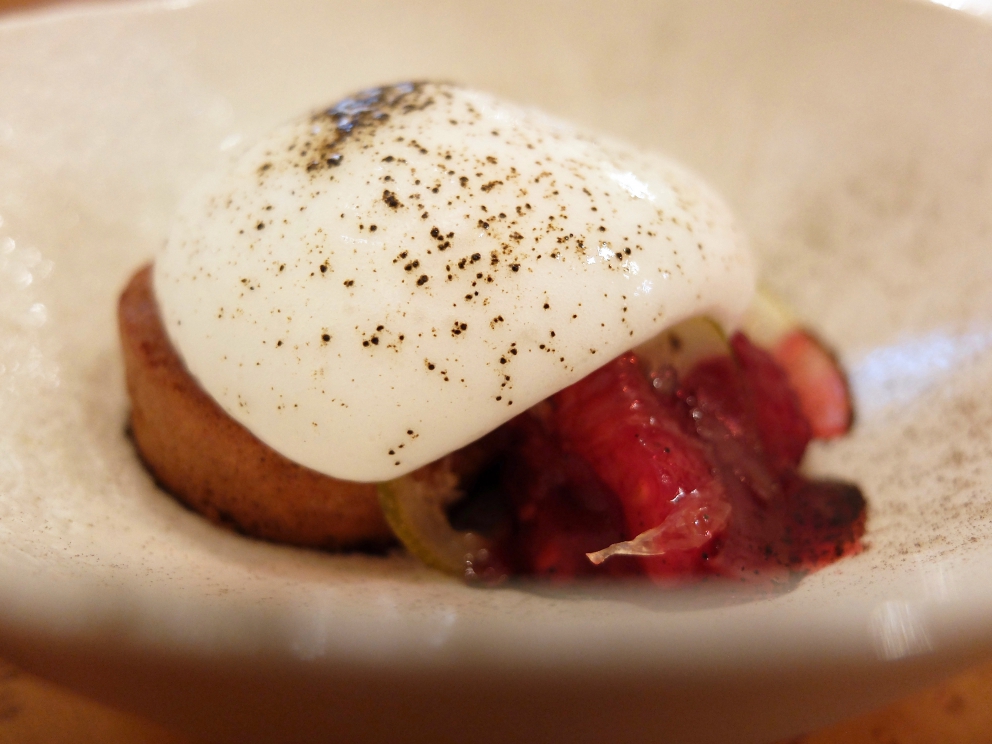 Galleria fotografica






I piatti di Marco Perez nella fotogallery di Tanio Liotta. Si parte con Salmerino e fumo









Cavolfiore, calamari e nocciola









Scampi e zucca, guanciale e polenta nera









Mozzarella e patata, daino e ginepro, polvere di porcini e tartufo









Puntarelle e caprino, lenticchie croccanti e acciuga









Risotto e robiola, trombette del morto e cenere









Tortello astice e carciofo









Piccione e topinambur, finferli e alga









Manzo e ostrica









Maialino e bottarga, cime di rapa e acciuga ghiacciata









Bosco "inverno 2016"... Pinoli e ciorciole






