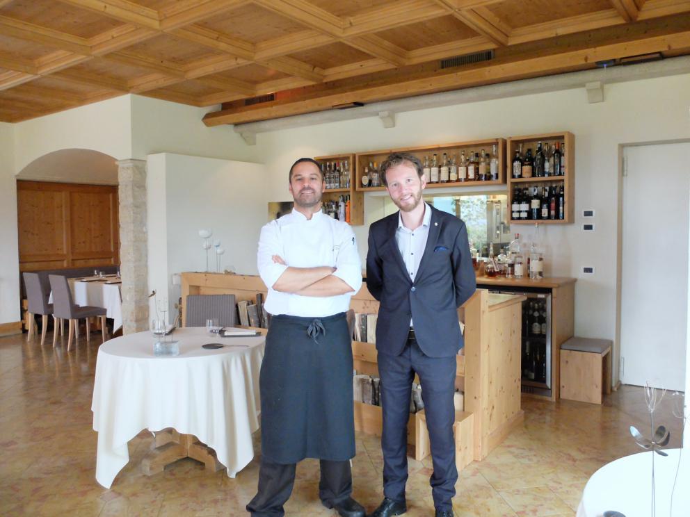 Galleria fotografica






Uomini e donne de La Tana Gourmet quasi al completo: da sinistra Alessandro Dal Degan, il pastry chef Denny Caliaro, Marco Perin, Jacopo Robelli, Giada Mastrotto, Enrico Maglio. Le foto sono di Tanio Liotta









Salsa all'uovo, pecorino e pepe con cracker ai cereali









Chips di patate, carote e amaranto









Cipolla, crème fraîche, ristretto di pollo, crusca, pepe arancio (ossia foglie di Zanthoxylum beecheyanum). Gran piatto









Ricotta, latticello, finferli, crema di gambo di carciofo, foglie e fumo di larice









Lumache stufate nel fieno, crema di erbe di campo, pane al muschio, crema di ginepro, peperone del piquillo









Orzo: terra ed acqua. Ossia orzo mantecato con l'Asiago, fagioli neri (la buccia in mantecatura, il resto in polvere), katsuobushi, lattuga di mare, scampi, limone candito al sale. L'orzo, così risottato, «non scuoce mai»









Pasta, pomodoro ed erbe, ne abbiamo già parlato









Uovo in tegame, 10 erbe, 3 sorprese (coriandolo fermentato, crema di bosco, salsa rustica, «ossia un ketchup nostrano»)









Lingua, carciofo, mirto. Un piatto delizioso, la lingua viene prima cotta per 24 ore, poi piastrata









Anguilla, sugo di capriolo, barbabietola, ibisco e polvere di rose: in una cena di altissimo livello, qui il nostro unico appunto, c'è fin troppa complessità









Sella di capriolo alla resina di ginepro, funghi trombette, sedano rapa e geranio. Perfezione e purezza









Fragola e pomodoro: inizia la parte dolce con una proposta fresca e convincente









Geniale il Cuore crudo di vitello, lamponi, yogurt alle erbe e anice fermentato. Lo chef vuole così recuperare la tradizione persa del sanguinaccio dolce









La pigna: sorbetto al mugòlio con grano saraceno tostato, tuorlo d'uovo, polvere di liquirizia selvatica (ossia un estratto secco della radice della felce). E' un dessert strepitoso, tra i migliori mangiati da chi scrive, in assoluto






