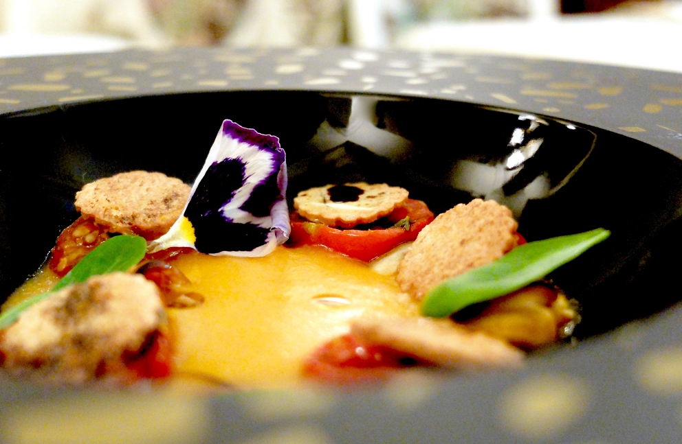 Galleria fotografica






La nostra cena all'Opéra nella fotogallery di Tanio Liotta. Partenza con Panino allo zafferano, crema di formaggio, purea di mango e mora ghiacciata









Gambero crudo e cotto, fiordilatte, lampone e mango, ossia come dare originalità a un crostaceo onnipresente









Fegatello di maiale con friarielli, sedano rapa e zucchine, eleganza dove non te l'aspetti






