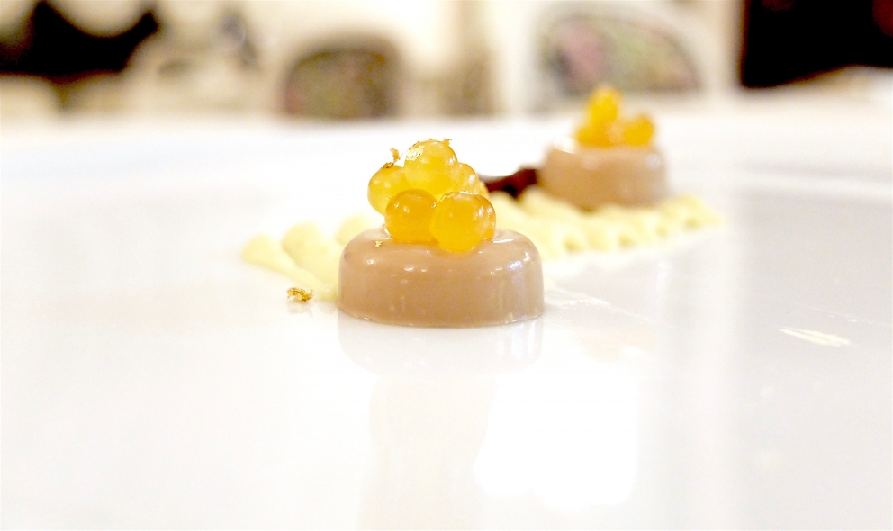 Galleria fotografica






La nostra cena all'Opéra nella fotogallery di Tanio Liotta. Partenza con Panino allo zafferano, crema di formaggio, purea di mango e mora ghiacciata









Gambero crudo e cotto, fiordilatte, lampone e mango, ossia come dare originalità a un crostaceo onnipresente









Fegatello di maiale con friarielli, sedano rapa e zucchine, eleganza dove non te l'aspetti









Zucca e cozze: zuppetta di zucca e cozze, pomodorini confit, crostini secchi di pane con extravergine e aceto balsamico









Risotto mantecato con ricci di mare, sesamo tostato e fiordilatte









Ravioli aperti di rapa rossa brasata, besciamella leggera alla lavanda, carote allo zafferano “selezione Croco & Smilace”









Pappardelle in sugo di cinghiale al vin santo, cacao e pecorino: come dare un tocco di raffinatezza a un piatto di comfort food tradizionale toscano









Lardo, fiori eduli e rosa allo yogurt: bellissimo









La nostra catalana “a crudo”: ossia gambero rosso con olio e aceto balsamico, carpaccio di scampi, gamberi, mazzancolle con malograno, lampone, mirtilli, ravanello, pomodoro giallo e arancia









Controfiletto di manzo all'anice, mango e polvere di trombette da morto






