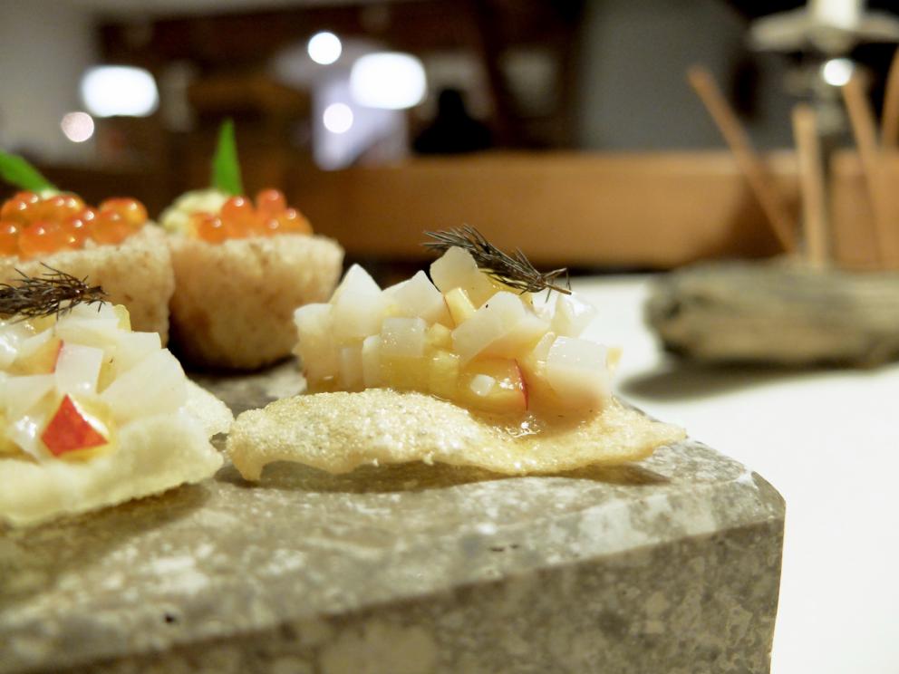 Galleria fotografica






La nostra cena a El Molin, negli scatti di Tanio Liotta. Intanto lo chef Alessandro Gilmozzi...









S'inizia con gli appetizer: Cialda di cioccolato bianco, mandorle, frutti rossi e ostrica






