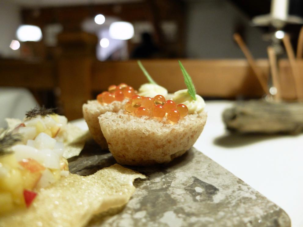 Galleria fotografica






La nostra cena a El Molin, negli scatti di Tanio Liotta. Intanto lo chef Alessandro Gilmozzi...









S'inizia con gli appetizer: Cialda di cioccolato bianco, mandorle, frutti rossi e ostrica









Cialda di pasta, capasanta, aceto, rosmarino e pesca






