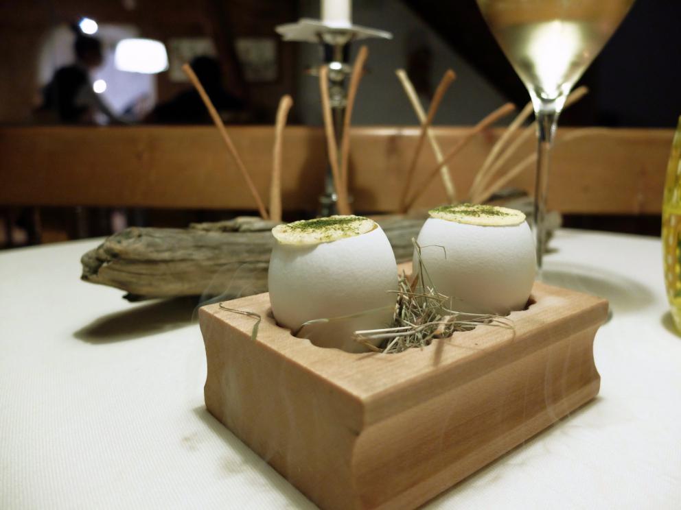 Galleria fotografica






La nostra cena a El Molin, negli scatti di Tanio Liotta. Intanto lo chef Alessandro Gilmozzi...









S'inizia con gli appetizer: Cialda di cioccolato bianco, mandorle, frutti rossi e ostrica









Cialda di pasta, capasanta, aceto, rosmarino e pesca









Crosta di pane cotta al vapore, caviale di salmerino, burro di malga. Gli appetizer sono accompagnati da una tisana dolomitica aromatizzata ai funghi porcini






