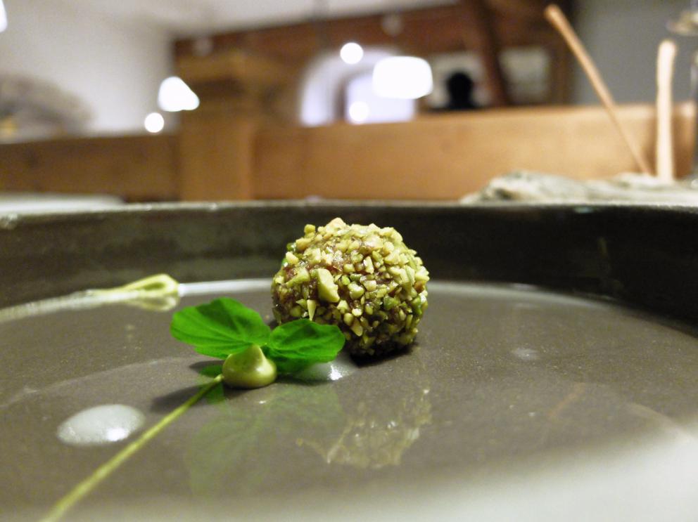 Galleria fotografica






La nostra cena a El Molin, negli scatti di Tanio Liotta. Intanto lo chef Alessandro Gilmozzi...









S'inizia con gli appetizer: Cialda di cioccolato bianco, mandorle, frutti rossi e ostrica









Cialda di pasta, capasanta, aceto, rosmarino e pesca









Crosta di pane cotta al vapore, caviale di salmerino, burro di malga. Gli appetizer sono accompagnati da una tisana dolomitica aromatizzata ai funghi porcini









Zabaione freddo al fieno, patate, cialda al crescione. In accompagnamento, ginger ale & sambuca






