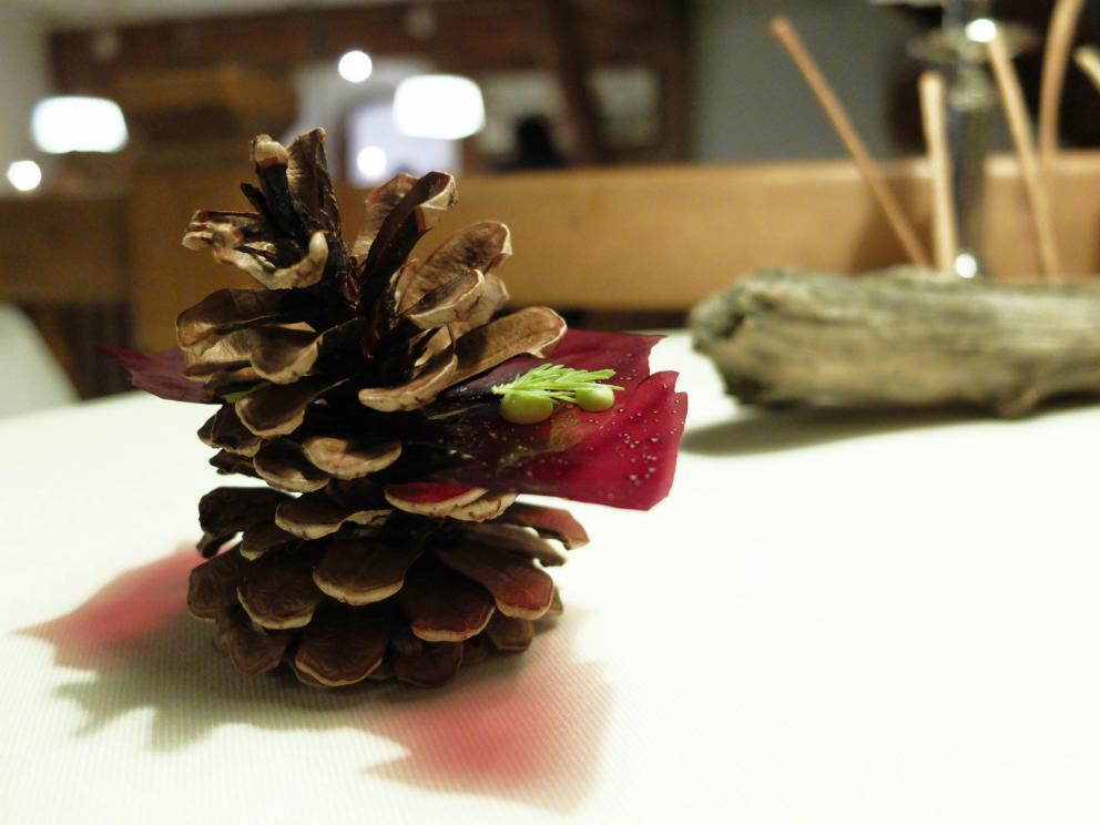 Galleria fotografica






La nostra cena a El Molin, negli scatti di Tanio Liotta. Intanto lo chef Alessandro Gilmozzi...









S'inizia con gli appetizer: Cialda di cioccolato bianco, mandorle, frutti rossi e ostrica









Cialda di pasta, capasanta, aceto, rosmarino e pesca









Crosta di pane cotta al vapore, caviale di salmerino, burro di malga. Gli appetizer sono accompagnati da una tisana dolomitica aromatizzata ai funghi porcini









Zabaione freddo al fieno, patate, cialda al crescione. In accompagnamento, ginger ale & sambuca









Crudité di cervo, pistacchi di Bronte, riccio di mare, olio di cardo






