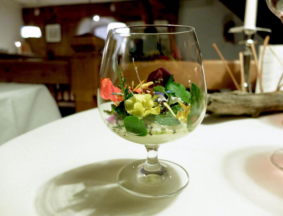 Galleria fotografica






La nostra cena a El Molin, negli scatti di Tanio Liotta. Intanto lo chef Alessandro Gilmozzi...









S'inizia con gli appetizer: Cialda di cioccolato bianco, mandorle, frutti rossi e ostrica









Cialda di pasta, capasanta, aceto, rosmarino e pesca









Crosta di pane cotta al vapore, caviale di salmerino, burro di malga. Gli appetizer sono accompagnati da una tisana dolomitica aromatizzata ai funghi porcini









Zabaione freddo al fieno, patate, cialda al crescione. In accompagnamento, ginger ale & sambuca









Crudité di cervo, pistacchi di Bronte, riccio di mare, olio di cardo









Quattro piatti denominati Miniature Wild. Il primo: Vele di Marzemino con pesto e germogli di pino, servite sulla pigna









Miniature Wild 2: Zigher aromatizzato al lichene e aceto di pino. «Lo Zigher è un formaggio delle Dolomiti. Lo faccio fare da un casaro e poi lo affino con il lichene di pino»









Miniature Wild 3: Cialda di mela e sedano, riduzione di aringa






