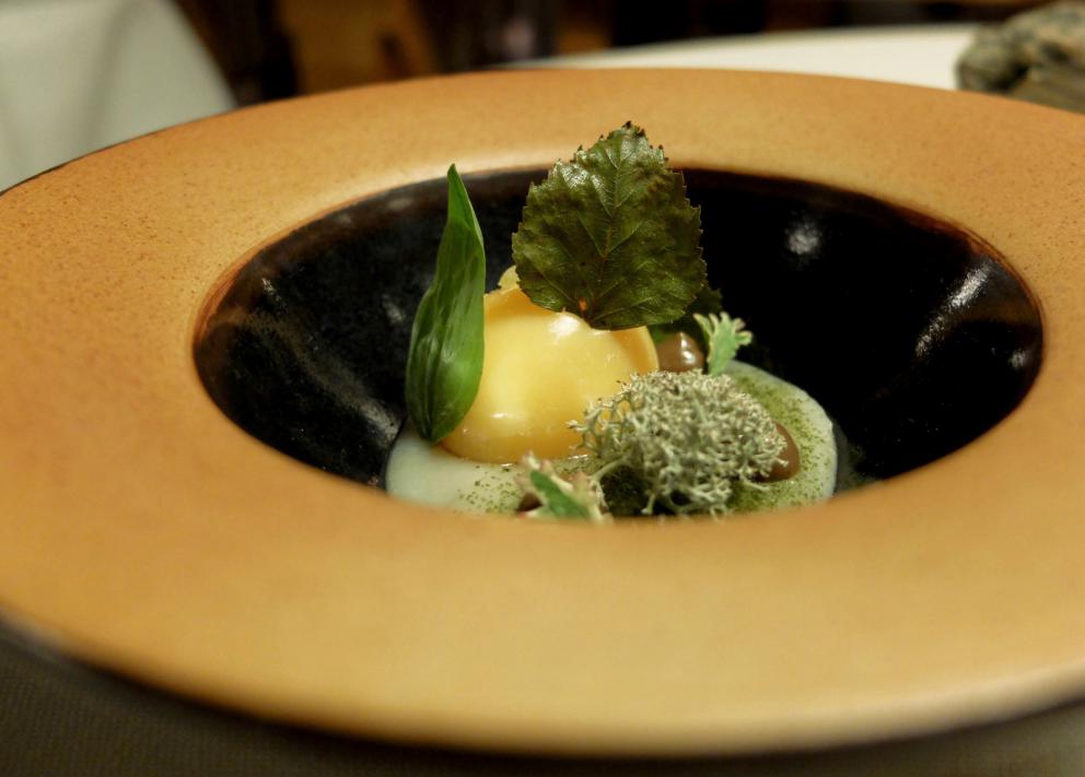 Galleria fotografica






La nostra cena a El Molin, negli scatti di Tanio Liotta. Intanto lo chef Alessandro Gilmozzi...









S'inizia con gli appetizer: Cialda di cioccolato bianco, mandorle, frutti rossi e ostrica









Cialda di pasta, capasanta, aceto, rosmarino e pesca









Crosta di pane cotta al vapore, caviale di salmerino, burro di malga. Gli appetizer sono accompagnati da una tisana dolomitica aromatizzata ai funghi porcini









Zabaione freddo al fieno, patate, cialda al crescione. In accompagnamento, ginger ale & sambuca









Crudité di cervo, pistacchi di Bronte, riccio di mare, olio di cardo









Quattro piatti denominati Miniature Wild. Il primo: Vele di Marzemino con pesto e germogli di pino, servite sulla pigna









Miniature Wild 2: Zigher aromatizzato al lichene e aceto di pino. «Lo Zigher è un formaggio delle Dolomiti. Lo faccio fare da un casaro e poi lo affino con il lichene di pino»









Miniature Wild 3: Cialda di mela e sedano, riduzione di aringa









Miniature Wild 4: Insalata di 20 erbe, fiori e germogli, con gelato di sarde di lago e pane, mousse di crescione, sfere di zucchero e olio






