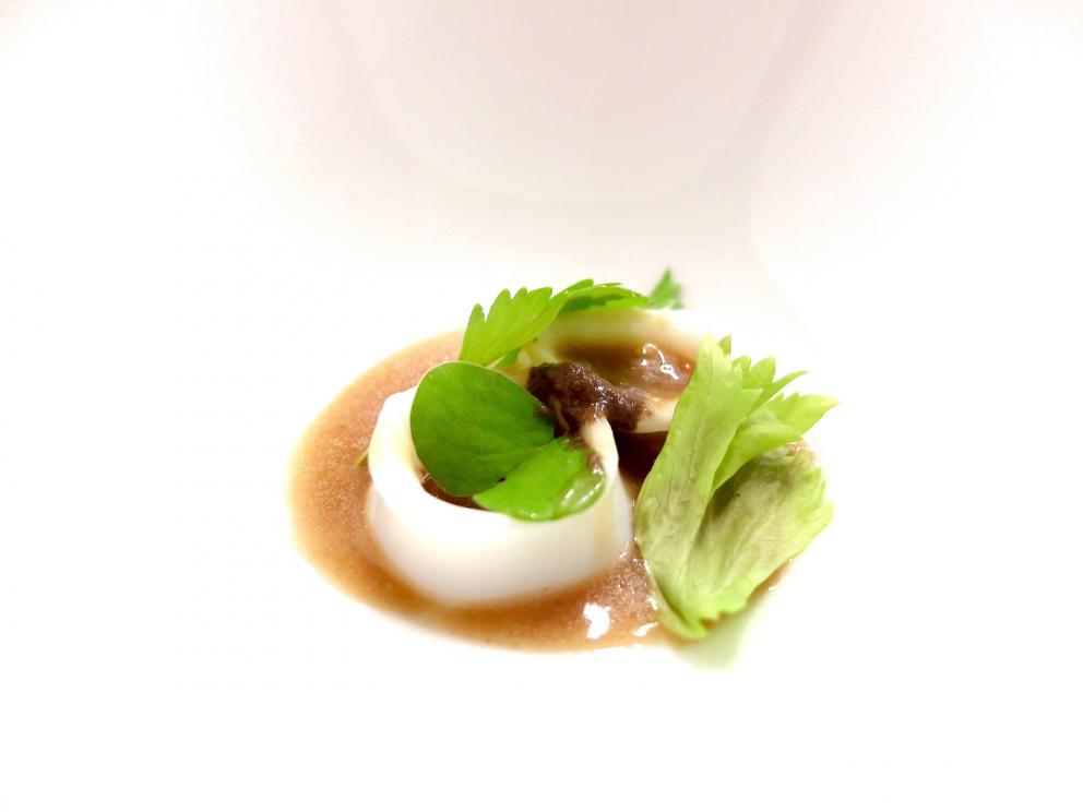 Galleria fotografica






Grande cena da Cristiano Tomei, fotogallery di Tanio Liotta. Si inizia con un'ostrica di La Spezia su letto di alga wakame scaldata dalla cenere («Mi ricorda il profumo della mia terra»), maionese, extravergine e acetosella









Sparnocchi («Li abbiamo presi a Viareggio che erano vivi») al naturale, limone fritto, granita di spremuta delle teste degli sparnocchi stessi passate al torchio, birra lambic. Grandissimo piatto, «e poi poco da dire: sui frutti di mare il limone ci sta bene». (Lui però lo frigge)






