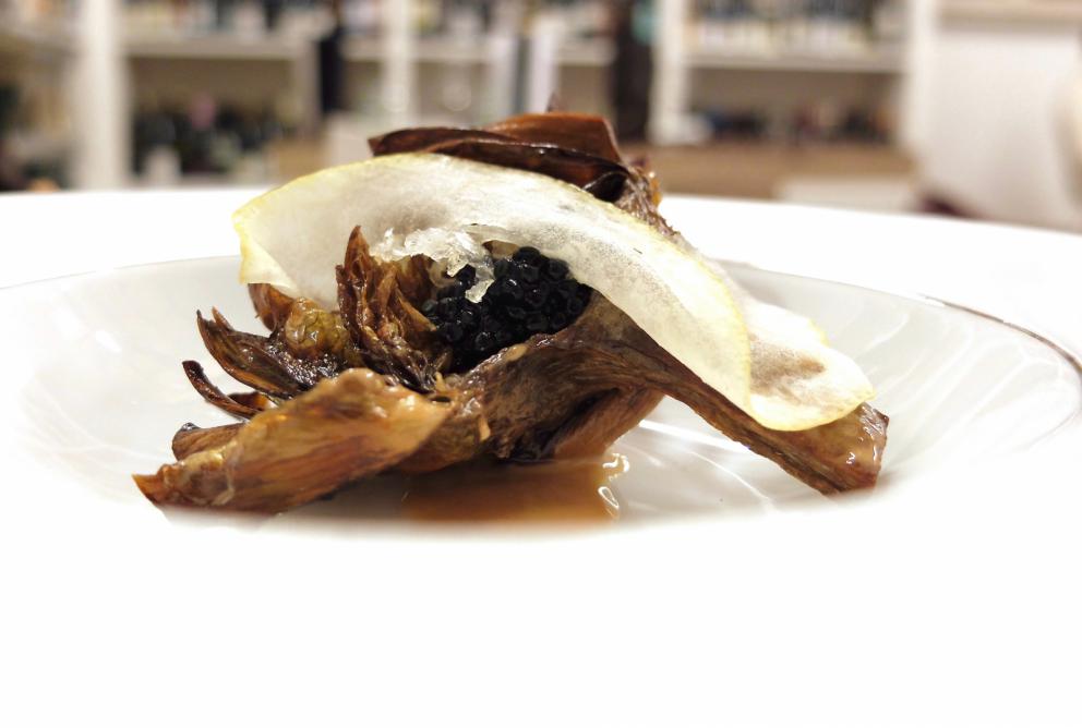 Galleria fotografica






Grande cena da Cristiano Tomei, fotogallery di Tanio Liotta. Si inizia con un'ostrica di La Spezia su letto di alga wakame scaldata dalla cenere («Mi ricorda il profumo della mia terra»), maionese, extravergine e acetosella









Sparnocchi («Li abbiamo presi a Viareggio che erano vivi») al naturale, limone fritto, granita di spremuta delle teste degli sparnocchi stessi passate al torchio, birra lambic. Grandissimo piatto, «e poi poco da dire: sui frutti di mare il limone ci sta bene». (Lui però lo frigge)









Calamarata, ma fatta proprio di calamari, veloce marinatura, 10 secondi nella vodka, poi i loro fegatini, una salsa di calamari, foglie di sedano e limone candito






