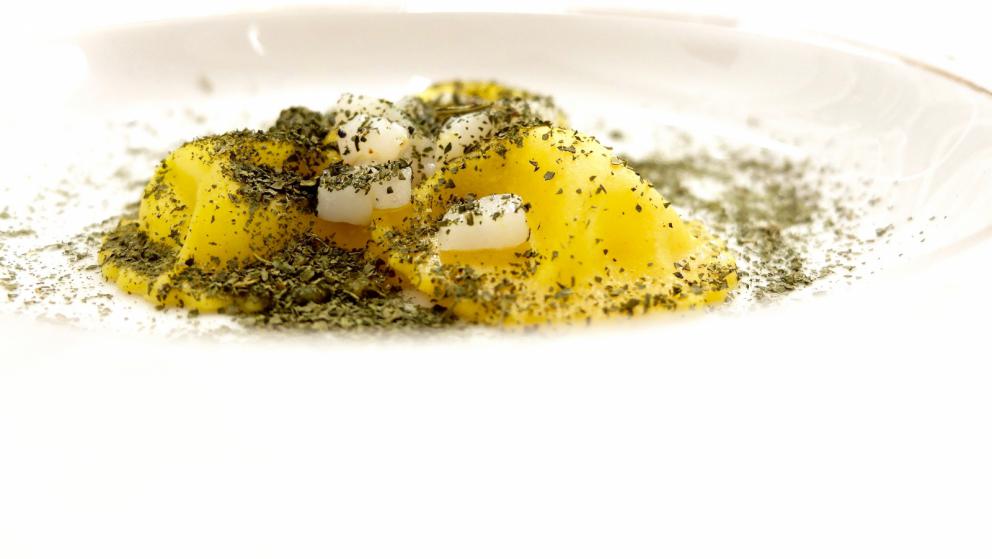 Galleria fotografica






Grande cena da Cristiano Tomei, fotogallery di Tanio Liotta. Si inizia con un'ostrica di La Spezia su letto di alga wakame scaldata dalla cenere («Mi ricorda il profumo della mia terra»), maionese, extravergine e acetosella









Sparnocchi («Li abbiamo presi a Viareggio che erano vivi») al naturale, limone fritto, granita di spremuta delle teste degli sparnocchi stessi passate al torchio, birra lambic. Grandissimo piatto, «e poi poco da dire: sui frutti di mare il limone ci sta bene». (Lui però lo frigge)









Calamarata, ma fatta proprio di calamari, veloce marinatura, 10 secondi nella vodka, poi i loro fegatini, una salsa di calamari, foglie di sedano e limone candito









Il carciofo viene messo sotto sale e poi scottato con olio d'aringa, poi burro d'arachidi, cedro candito a freddo. «Tutti guardano a Oriente, io ho guardato agli Usa». Ma il burro d'arachidi lo produce in proprio, come dio comanda






