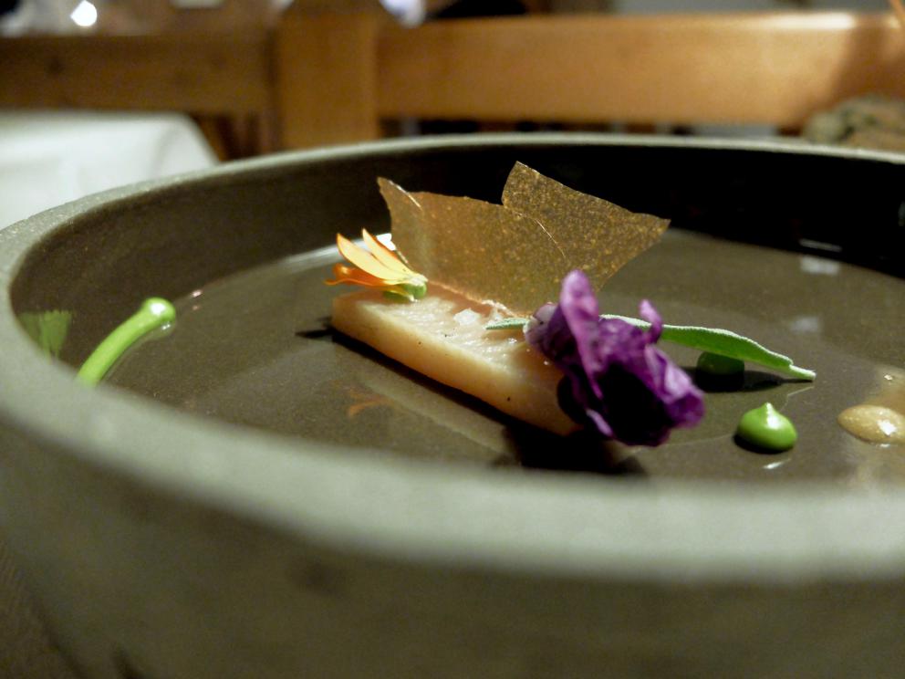 Galleria fotografica






La nostra cena a El Molin, negli scatti di Tanio Liotta. Intanto lo chef Alessandro Gilmozzi...









S'inizia con gli appetizer: Cialda di cioccolato bianco, mandorle, frutti rossi e ostrica









Cialda di pasta, capasanta, aceto, rosmarino e pesca









Crosta di pane cotta al vapore, caviale di salmerino, burro di malga. Gli appetizer sono accompagnati da una tisana dolomitica aromatizzata ai funghi porcini









Zabaione freddo al fieno, patate, cialda al crescione. In accompagnamento, ginger ale & sambuca









Crudité di cervo, pistacchi di Bronte, riccio di mare, olio di cardo









Quattro piatti denominati Miniature Wild. Il primo: Vele di Marzemino con pesto e germogli di pino, servite sulla pigna









Miniature Wild 2: Zigher aromatizzato al lichene e aceto di pino. «Lo Zigher è un formaggio delle Dolomiti. Lo faccio fare da un casaro e poi lo affino con il lichene di pino»









Miniature Wild 3: Cialda di mela e sedano, riduzione di aringa









Miniature Wild 4: Insalata di 20 erbe, fiori e germogli, con gelato di sarde di lago e pane, mousse di crescione, sfere di zucchero e olio









L'uovo delle Dolomiti: uovo su crema di piantaggine, betulla, betulla candita, lichene bianco, riduzione di porcini









Un piatto storico, Salmerino marinato ai lamponi, acqua distillata di lamponi, gelato di aglio selvatico, germogli e pesto






