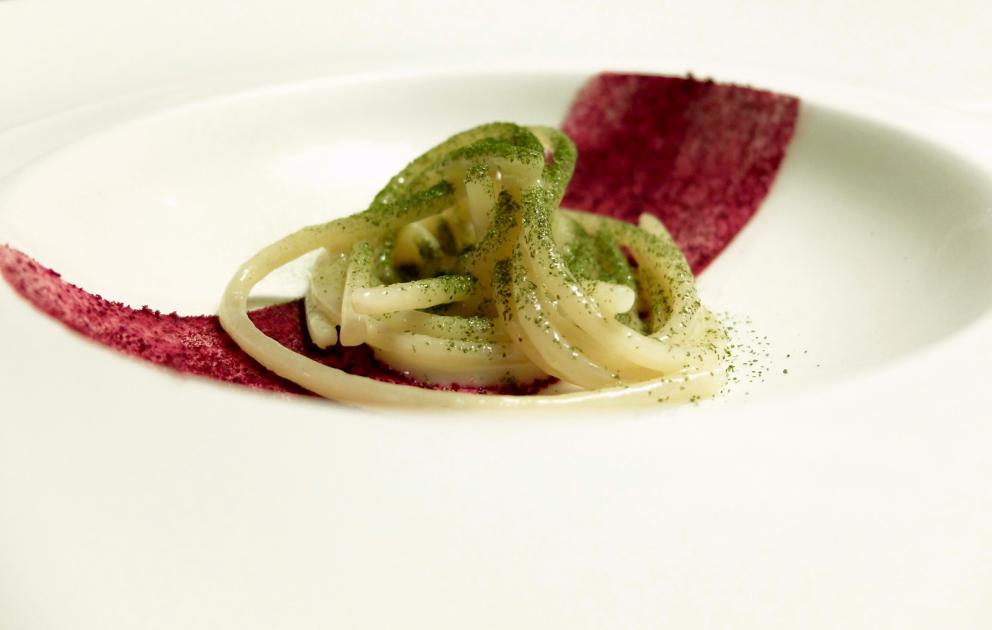 Galleria fotografica






La nostra cena a El Molin, negli scatti di Tanio Liotta. Intanto lo chef Alessandro Gilmozzi...









S'inizia con gli appetizer: Cialda di cioccolato bianco, mandorle, frutti rossi e ostrica









Cialda di pasta, capasanta, aceto, rosmarino e pesca









Crosta di pane cotta al vapore, caviale di salmerino, burro di malga. Gli appetizer sono accompagnati da una tisana dolomitica aromatizzata ai funghi porcini









Zabaione freddo al fieno, patate, cialda al crescione. In accompagnamento, ginger ale & sambuca









Crudité di cervo, pistacchi di Bronte, riccio di mare, olio di cardo









Quattro piatti denominati Miniature Wild. Il primo: Vele di Marzemino con pesto e germogli di pino, servite sulla pigna









Miniature Wild 2: Zigher aromatizzato al lichene e aceto di pino. «Lo Zigher è un formaggio delle Dolomiti. Lo faccio fare da un casaro e poi lo affino con il lichene di pino»









Miniature Wild 3: Cialda di mela e sedano, riduzione di aringa









Miniature Wild 4: Insalata di 20 erbe, fiori e germogli, con gelato di sarde di lago e pane, mousse di crescione, sfere di zucchero e olio









L'uovo delle Dolomiti: uovo su crema di piantaggine, betulla, betulla candita, lichene bianco, riduzione di porcini









Un piatto storico, Salmerino marinato ai lamponi, acqua distillata di lamponi, gelato di aglio selvatico, germogli e pesto









Pesce carpione con fiori di malva e calendula. «Il pesce carpione (la cui marinatura tradizionale dà il nome al carpione stesso, ndr) era scomparso, ora l'abbiamo recuperato con la Fondazione Mach»









Riso al Gilbach Gin: è un Acquerello 7 anni alla parmigiana, aromatizzato al ginepro, prugnole selvatiche, emulsione di olio, polline, edera e gin passato all'azoto liquido. Squisito






